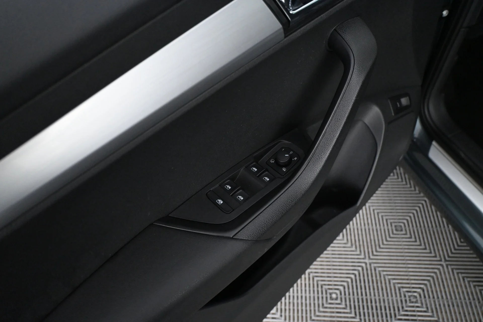 Car Image - 27ApwB9vBT6s1x1Sry2OyV