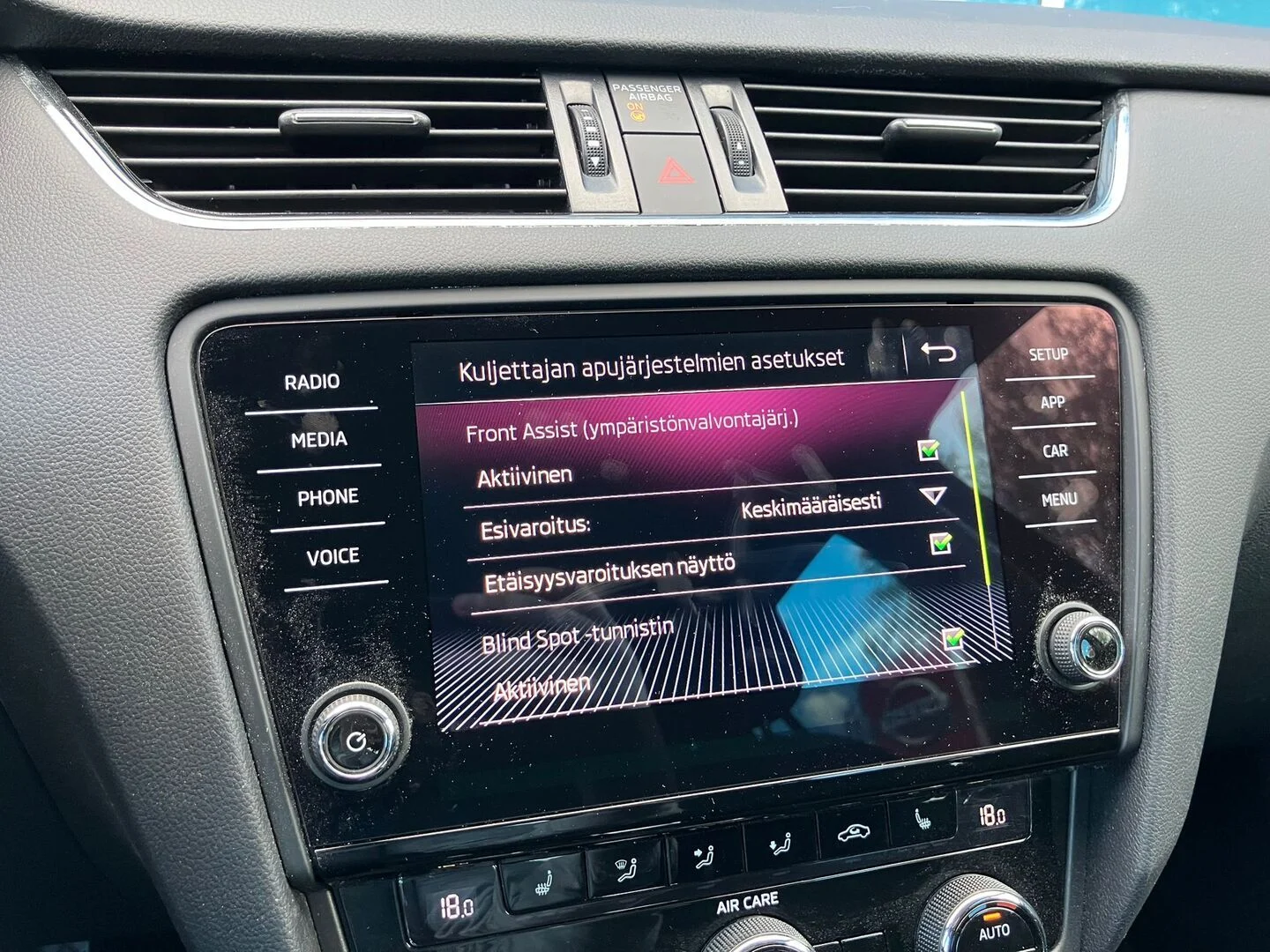 Car Image - 3p0Z83oNSd3vdikneDFNVR