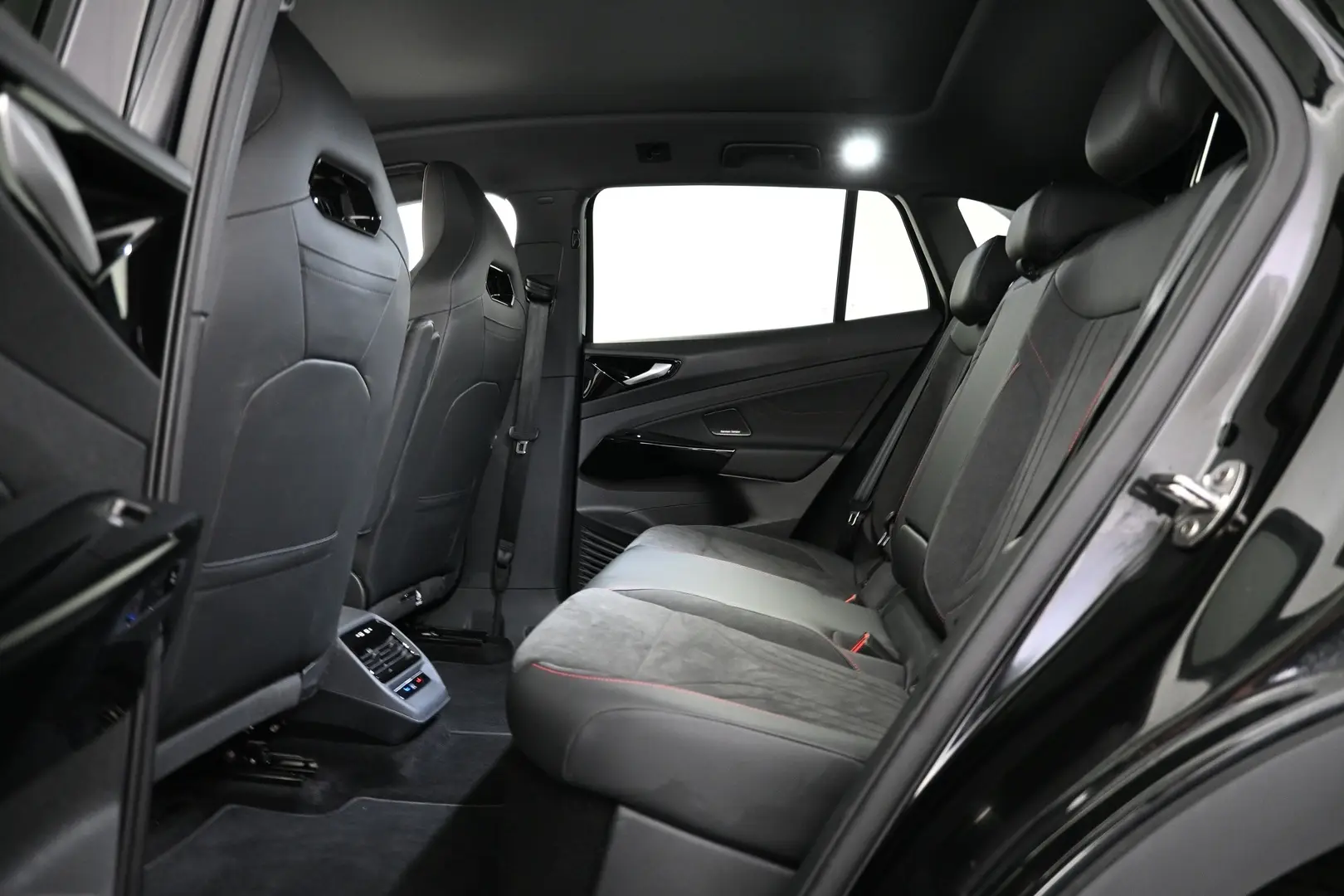 Car Image - KGqfZYhpfTsrwNG34czfg