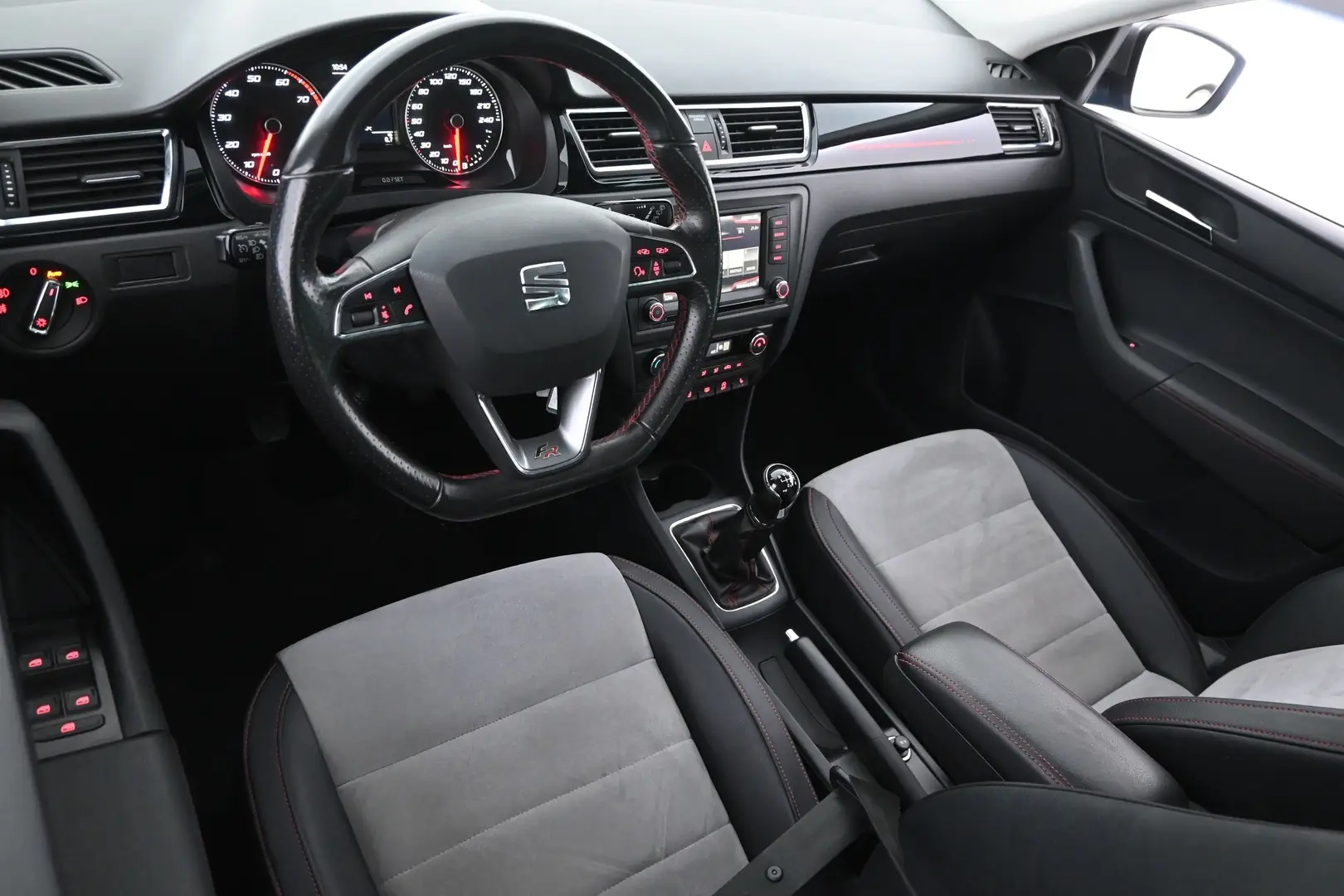 Car Image - 499CA670rAQsgD8pW0UXJf