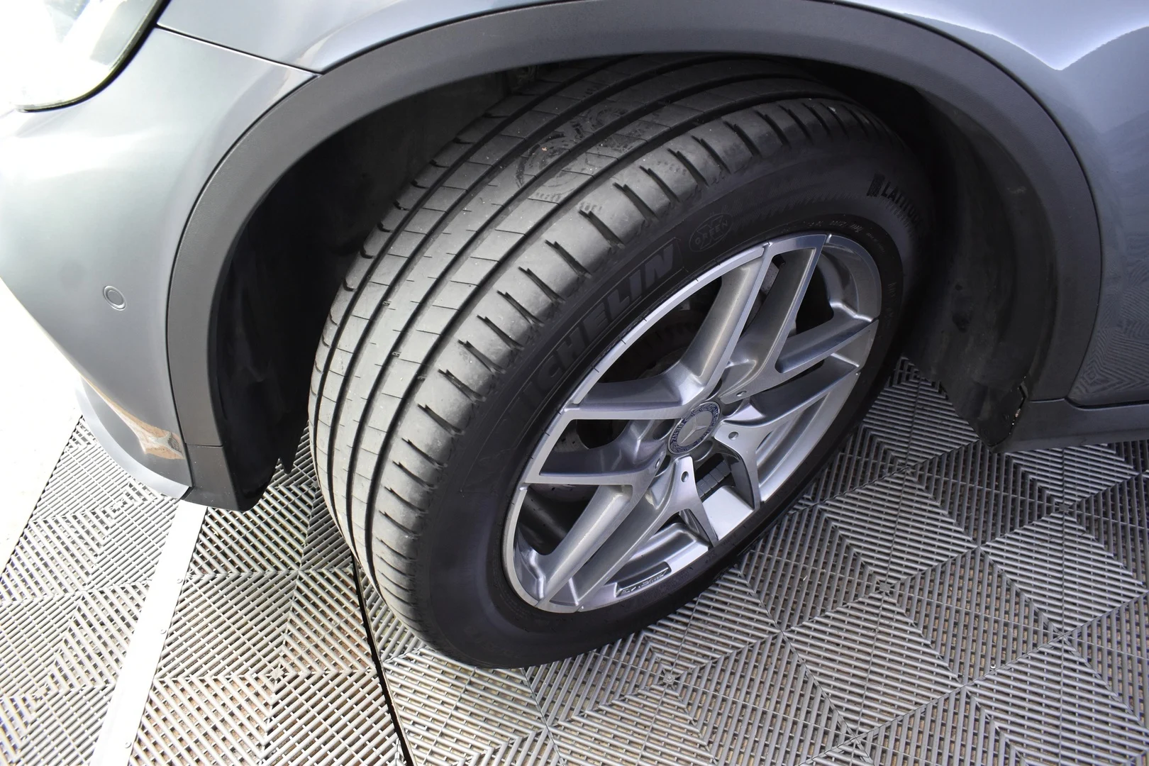 Car Image - 2r9E6lYTsSX7GMuj1N0Zjl