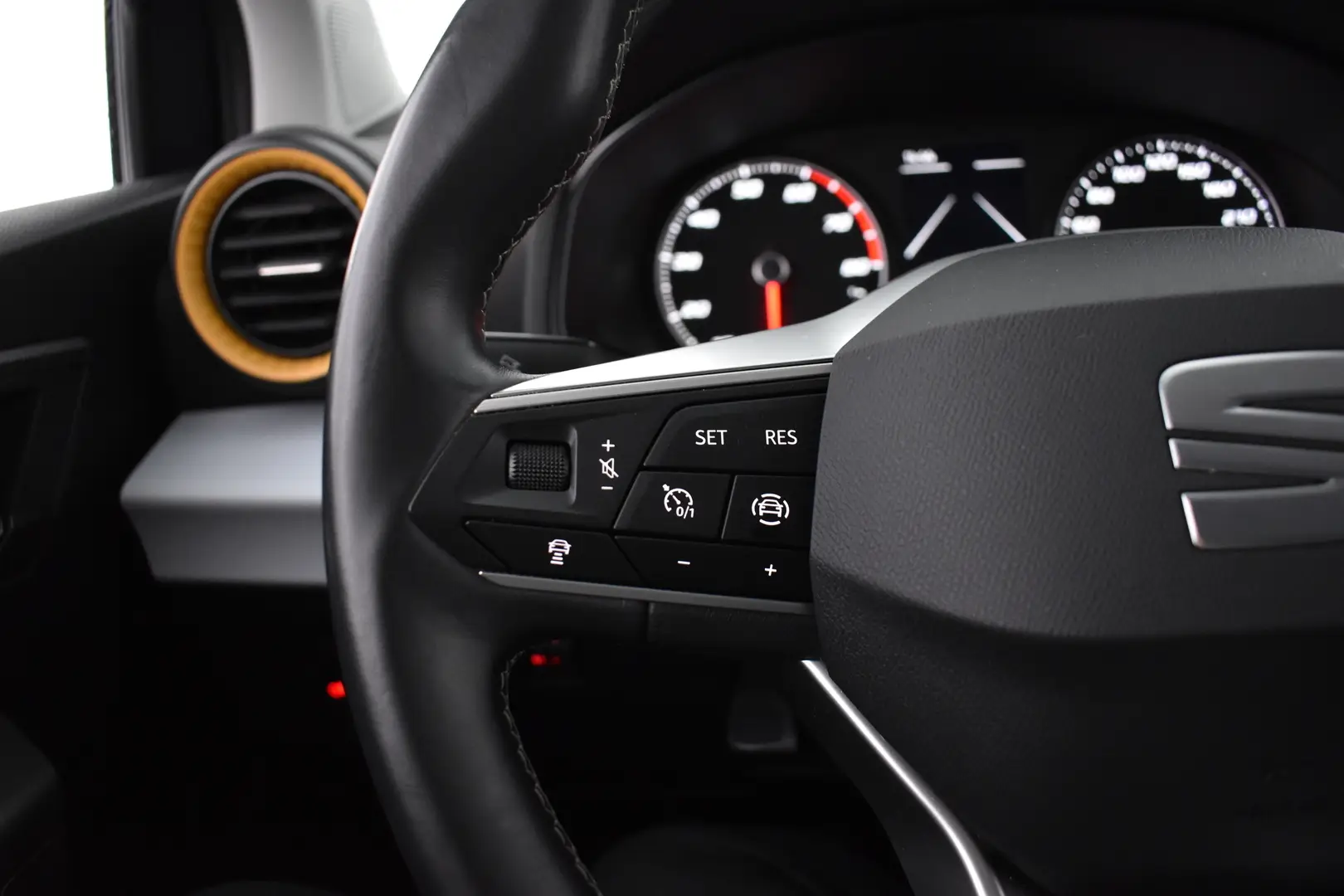 Car Image - 7wnYBNxSlCVZocsAQA8XK7