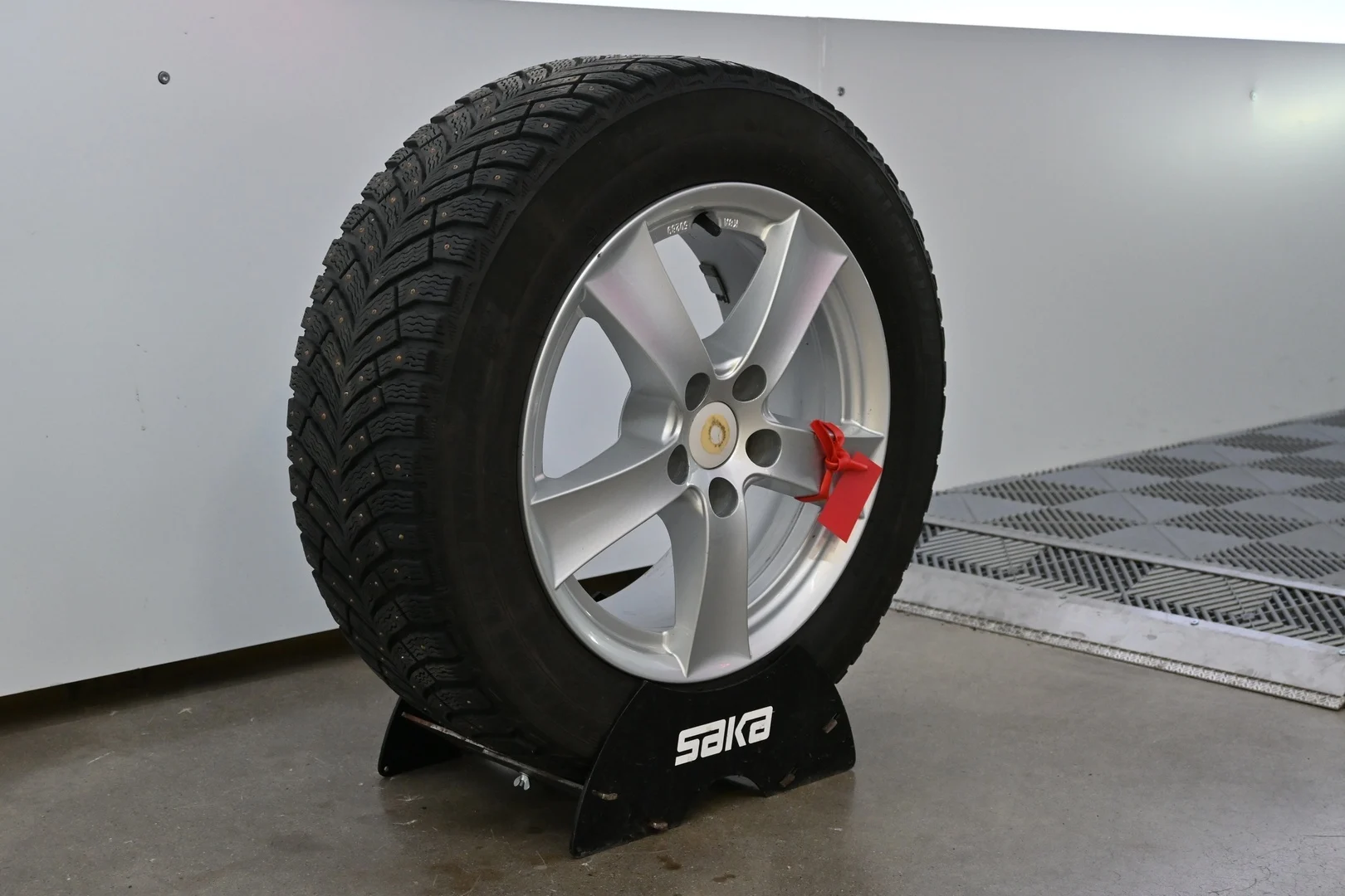 Car Image - 7lPIRqiTeBm3JRnAEOPbJK
