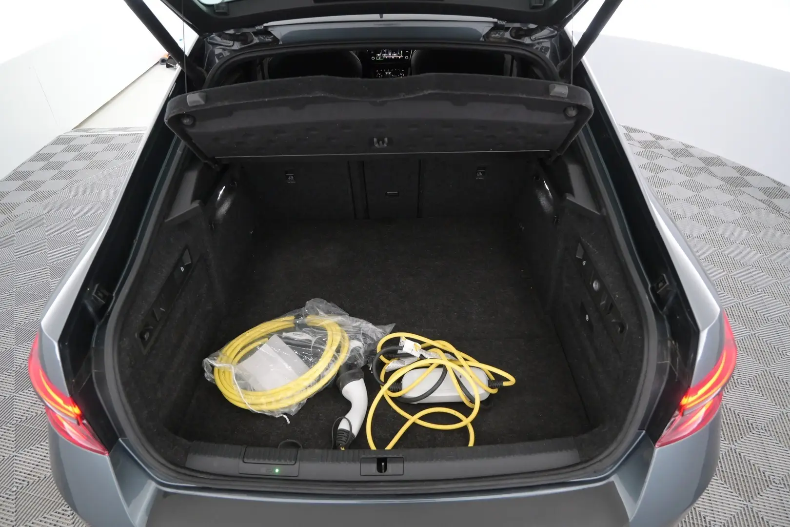 Car Image - 5P0LnYXkrEtlGct9WYMtRX