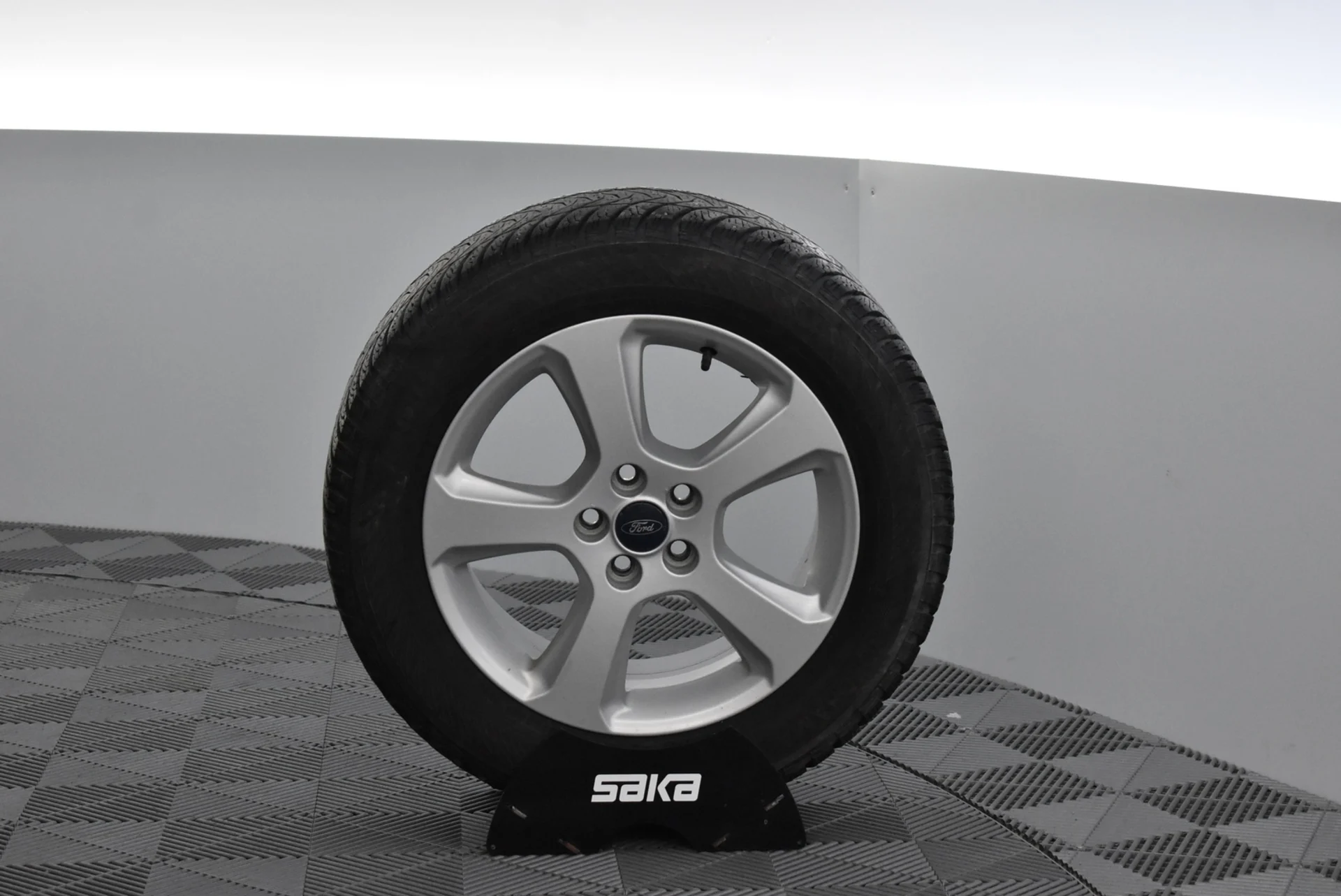 Car Image - 3mM3qLM4ar0ttZ15BgMBwk