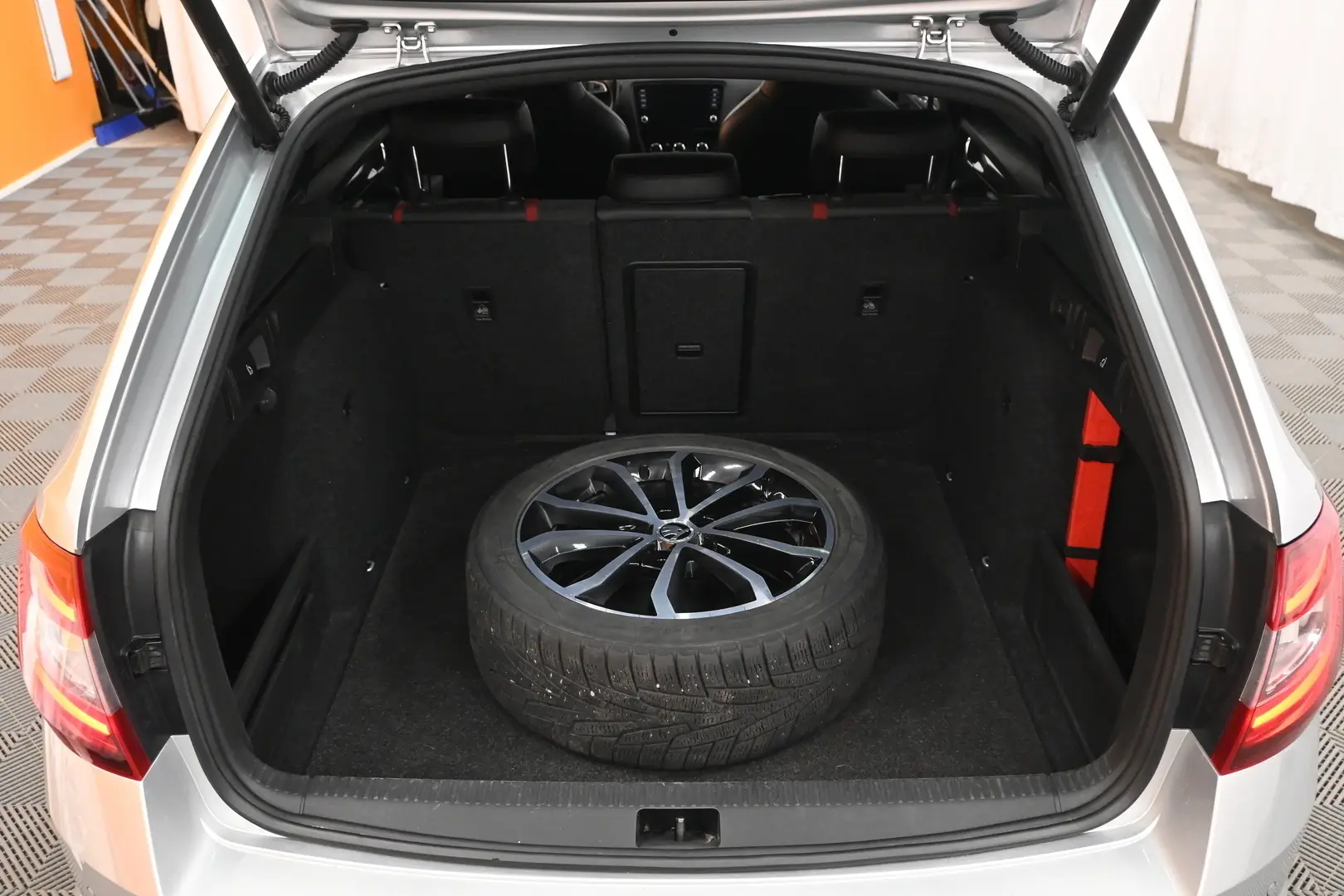 Car Image - 5H5xdlsxe7MTgPO8q6bJ3y