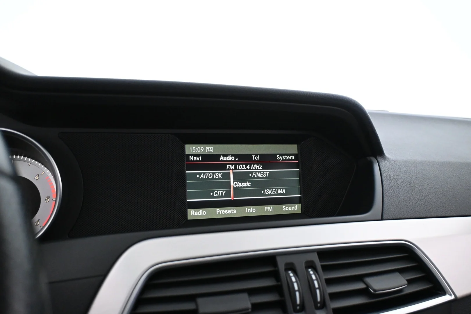 Car Image - 4mbSbRd3Mzj0tJffv3UY44
