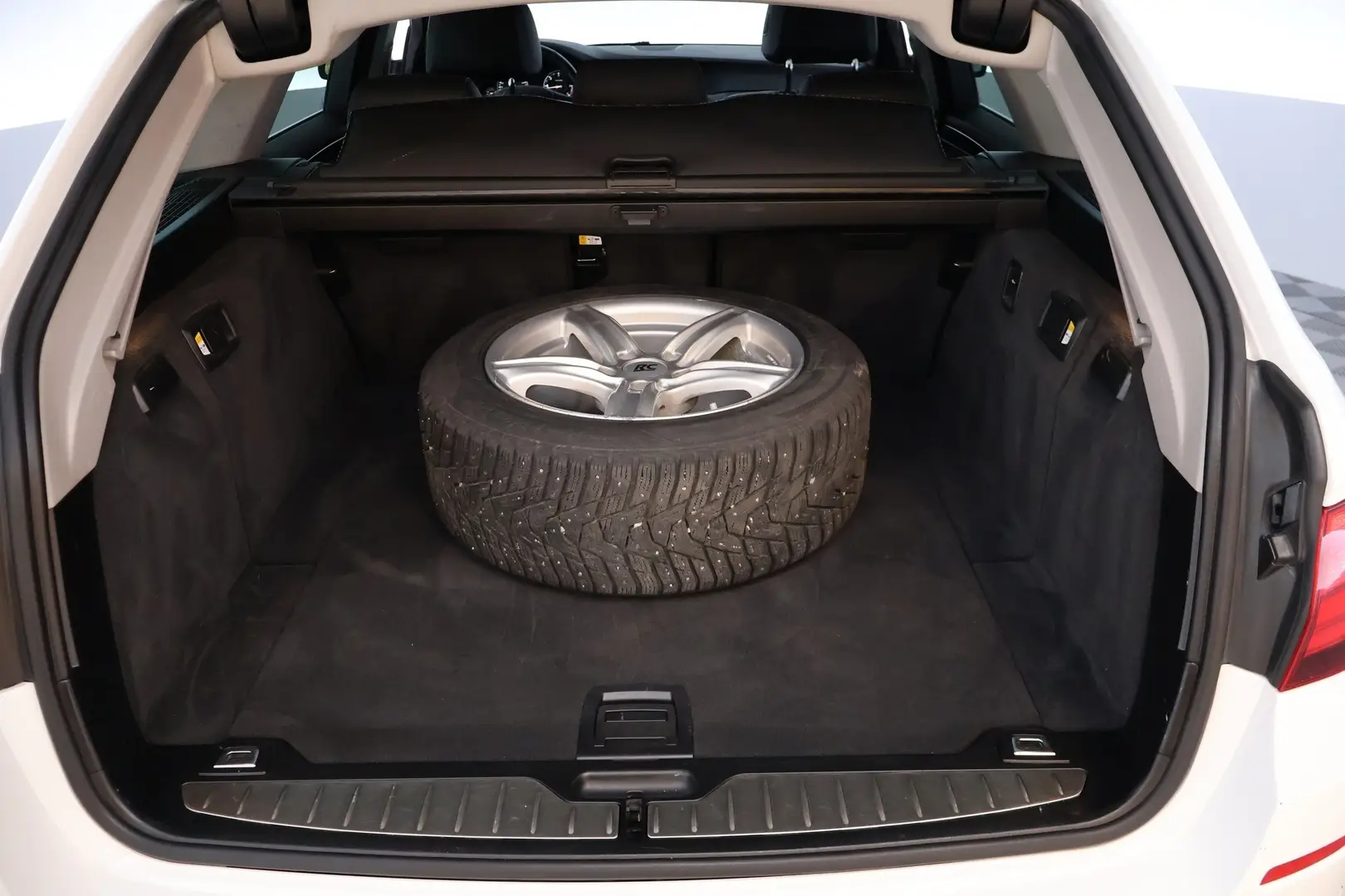 Car Image - 7MAmdxFWwUFvjDf2Sm3aIm