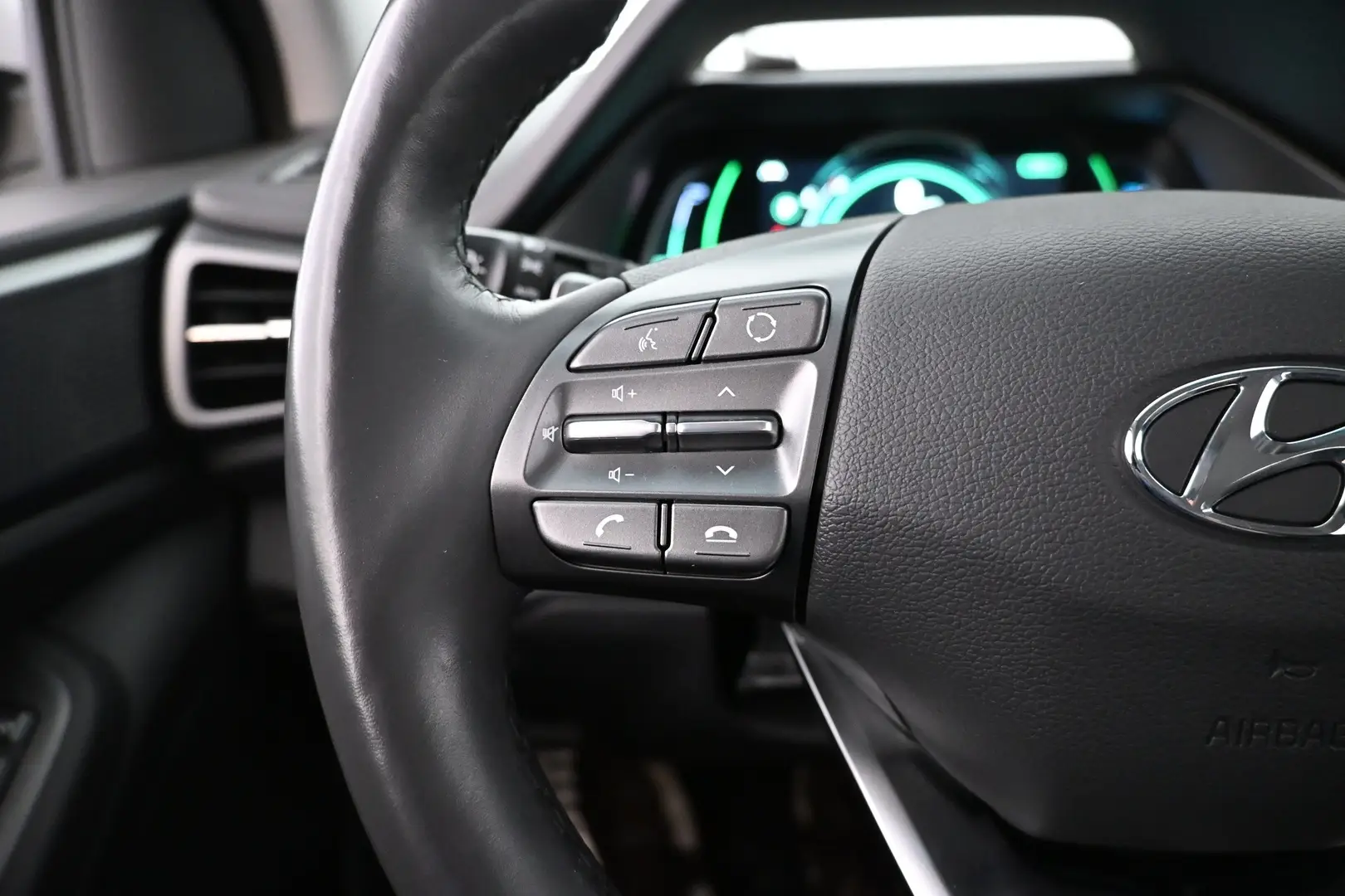 Car Image - 33sIctCa3a0nfm4K22bIgj