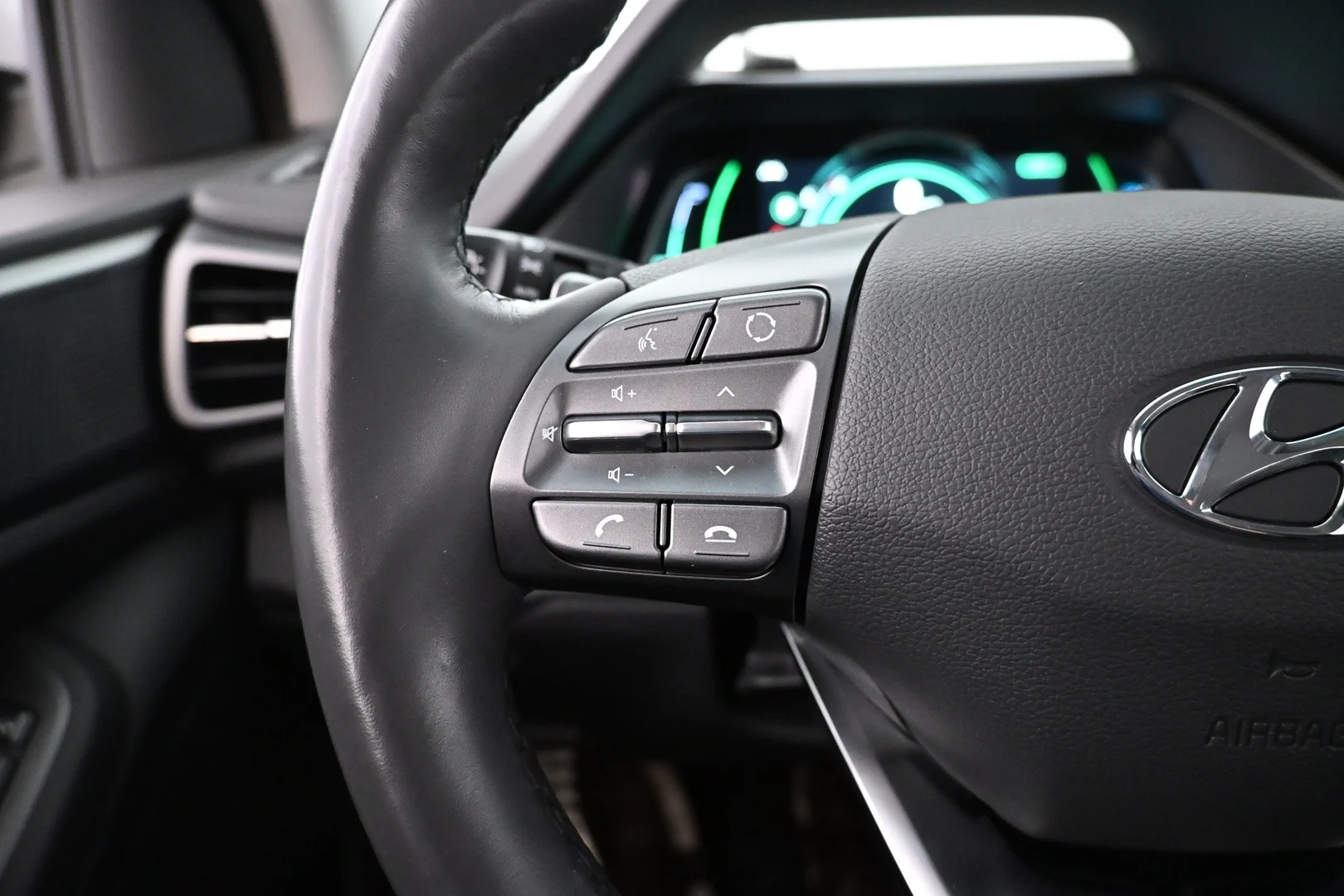 Car Image - 33sIctCa3a0nfm4K22bIgj