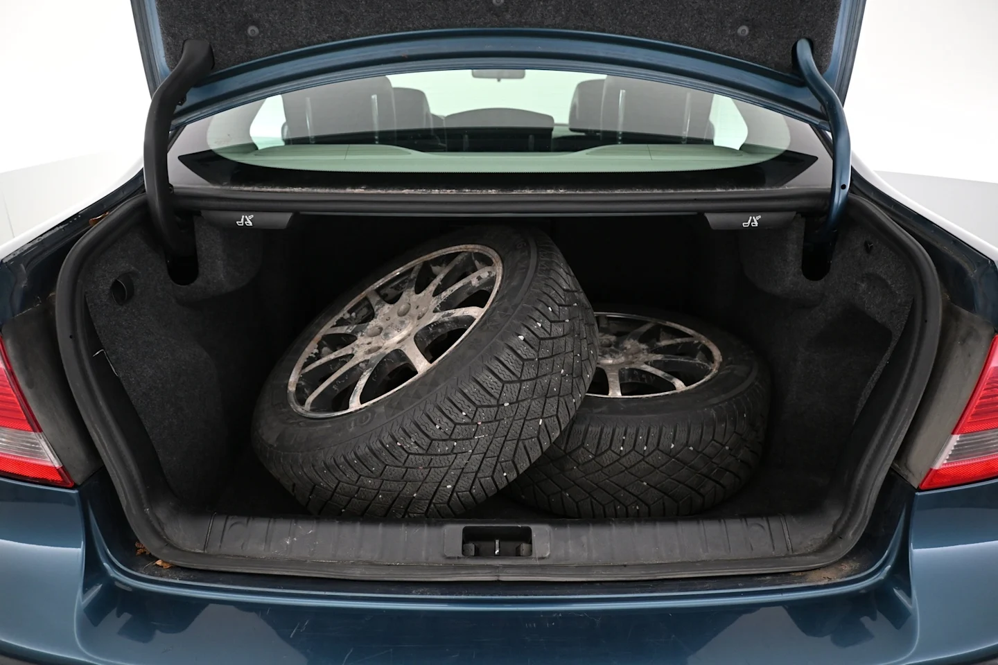 Car Image - 6LLCEM5G2TE6vVsJ6w2TXM