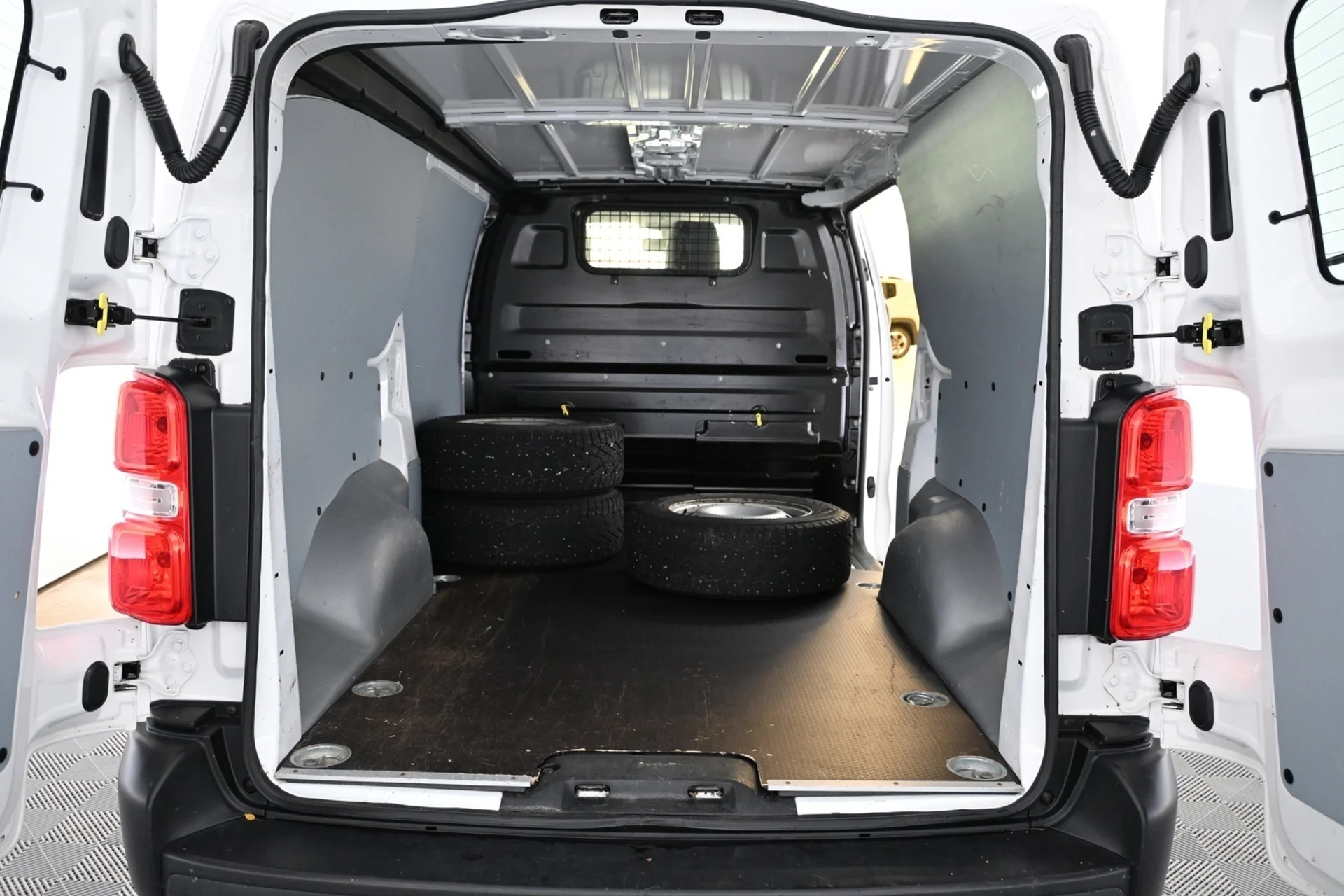 Car Image - 4kqRQgfX8w5VcgwbRb7byV