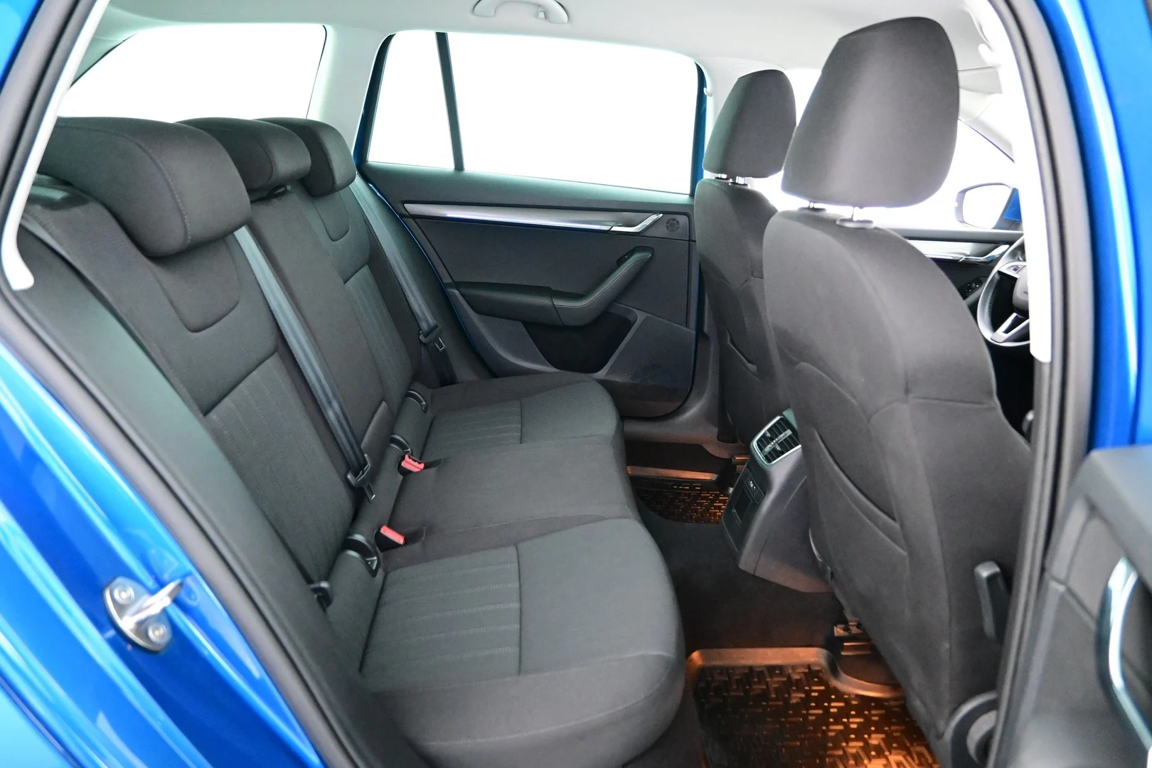 Car Image - 3wNmTCwUPHhRqNviNzXaBT