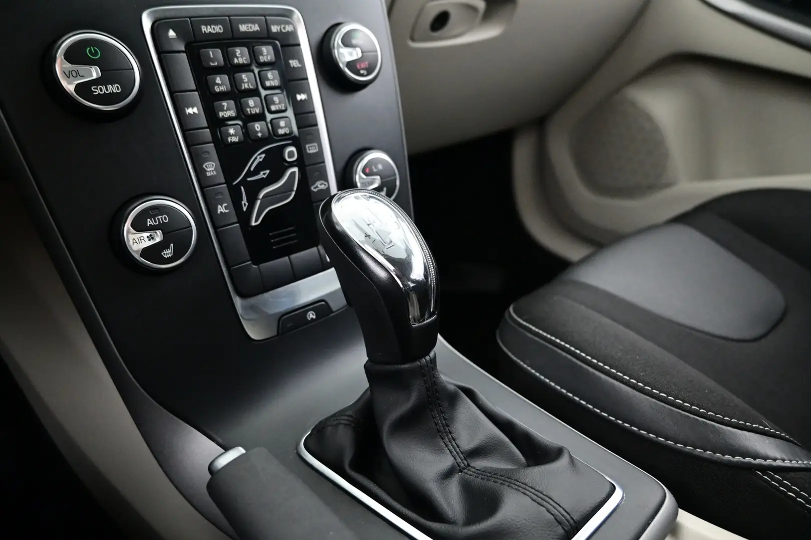 Car Image - al0lbAPHp4pKqLP6kXmsB