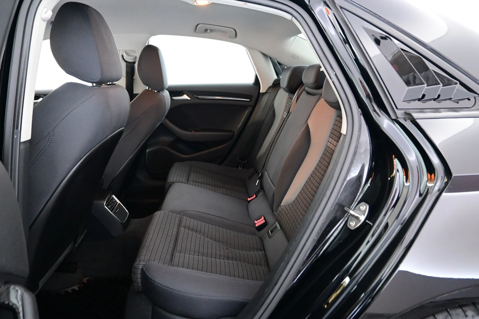 Car Image - 1ZJYws2c5UjGIA5arpfV0