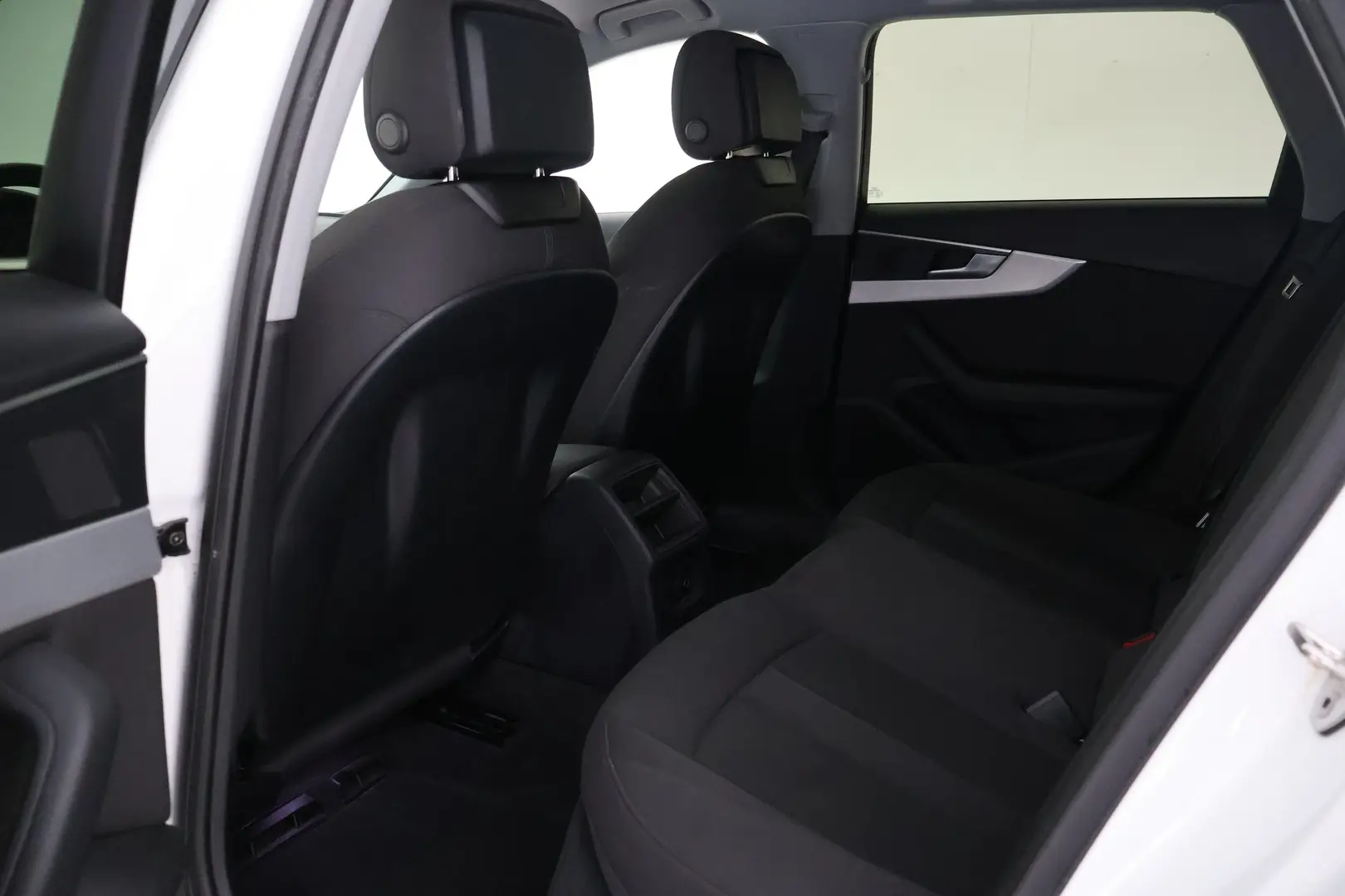 Car Image - 414MxK60elZ1pooznamFYK