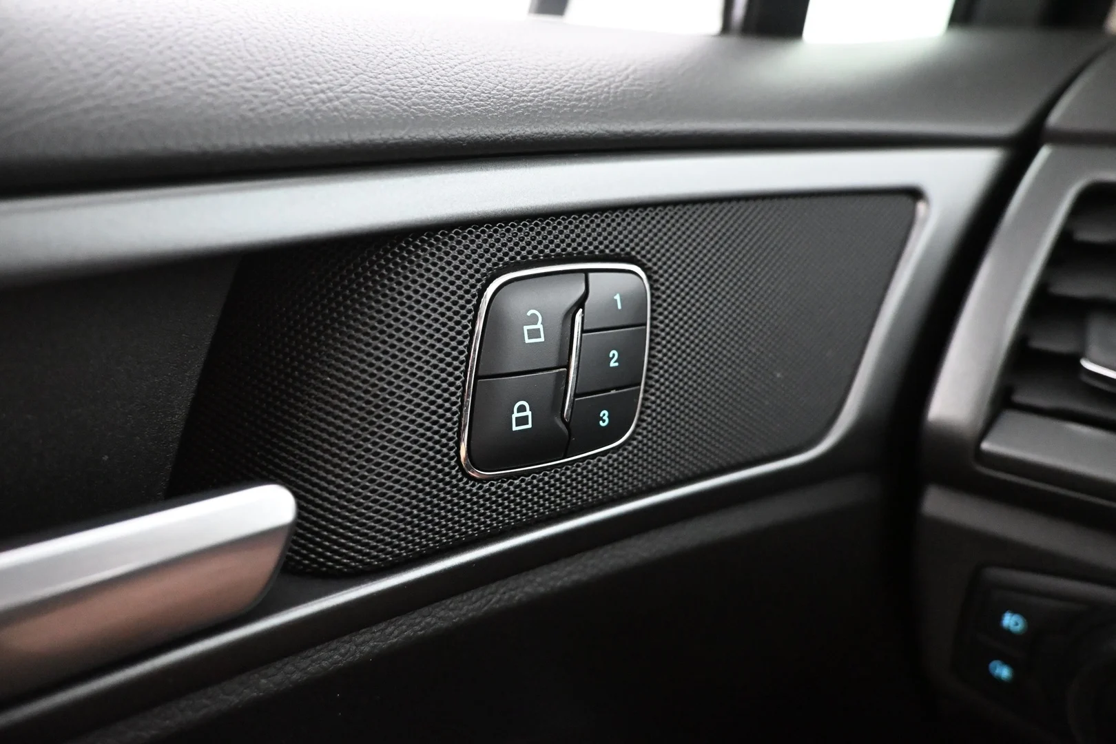 Car Image - 5UVAUqT11FlILuc0FyBgv0