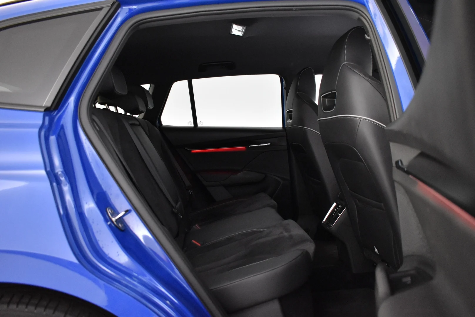 Car Image - 60cB9zzfq0iPbJJnD5TeIa