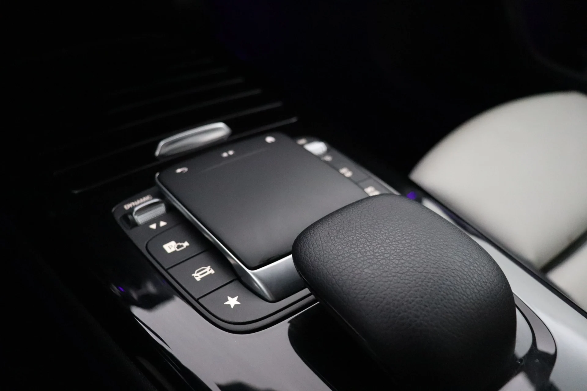 Car Image - 2w3aaUUpwwbrUfxaOp8Ati