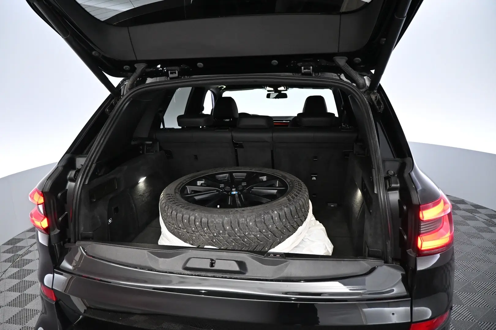 Car Image - 3JuIXUr4ibjFMEsQMz2xd2