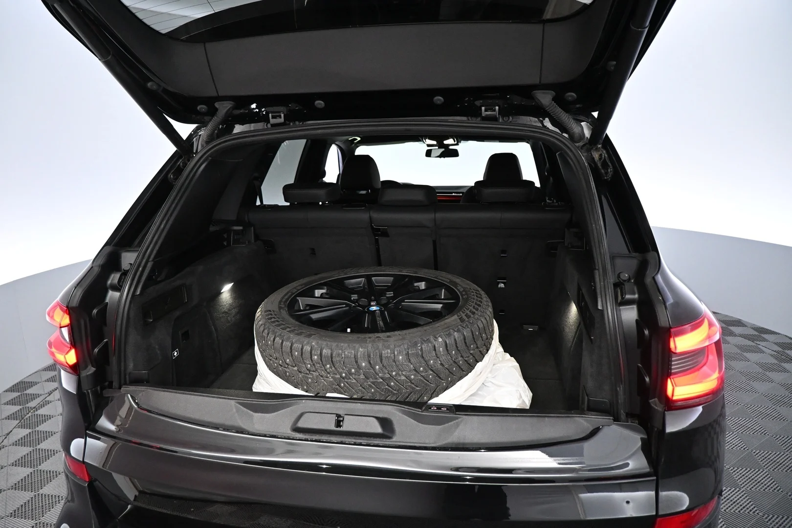 Car Image - 3JuIXUr4ibjFMEsQMz2xd2