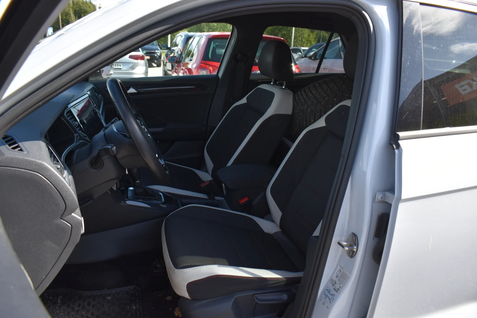 Car Image - 2s9KUfH61cPBfYRiCnJRqY