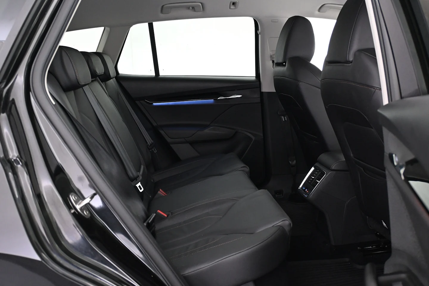Car Image - mVZmOWxt2wRH9USVKfZW9