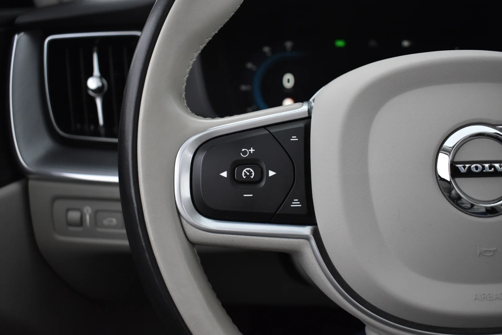 Car Image - r0hzCywllIZgPEta5oUA0