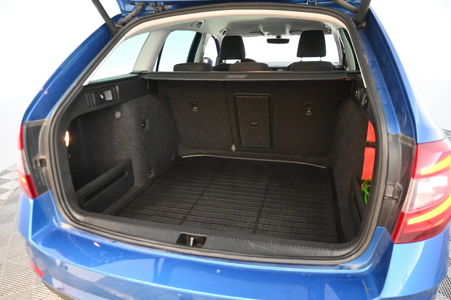 Car Image - 1feiueh3UlSTFQ7zEyUyUd