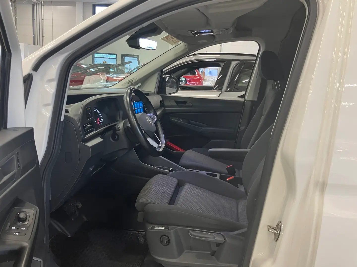 Car Image - 6lBYe9phoVmK3UWK1j0pR7