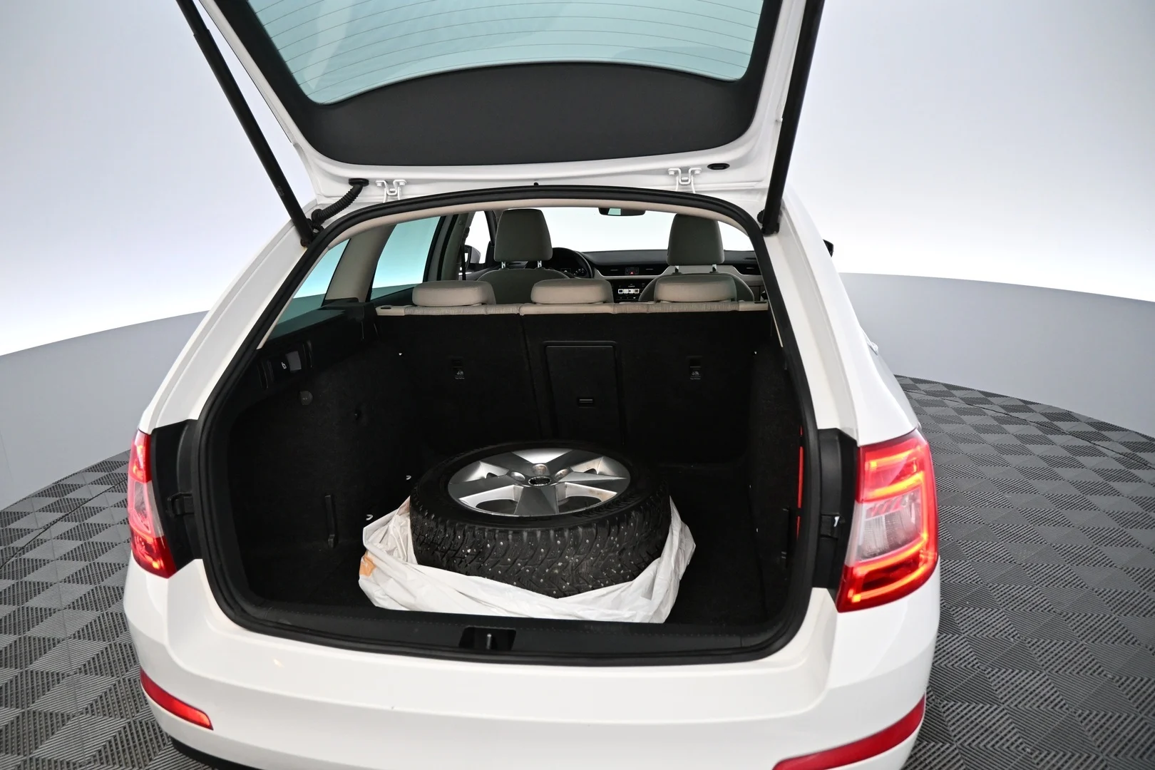 Car Image - 6b0HZQrni6q5JC9lMs8Y4z