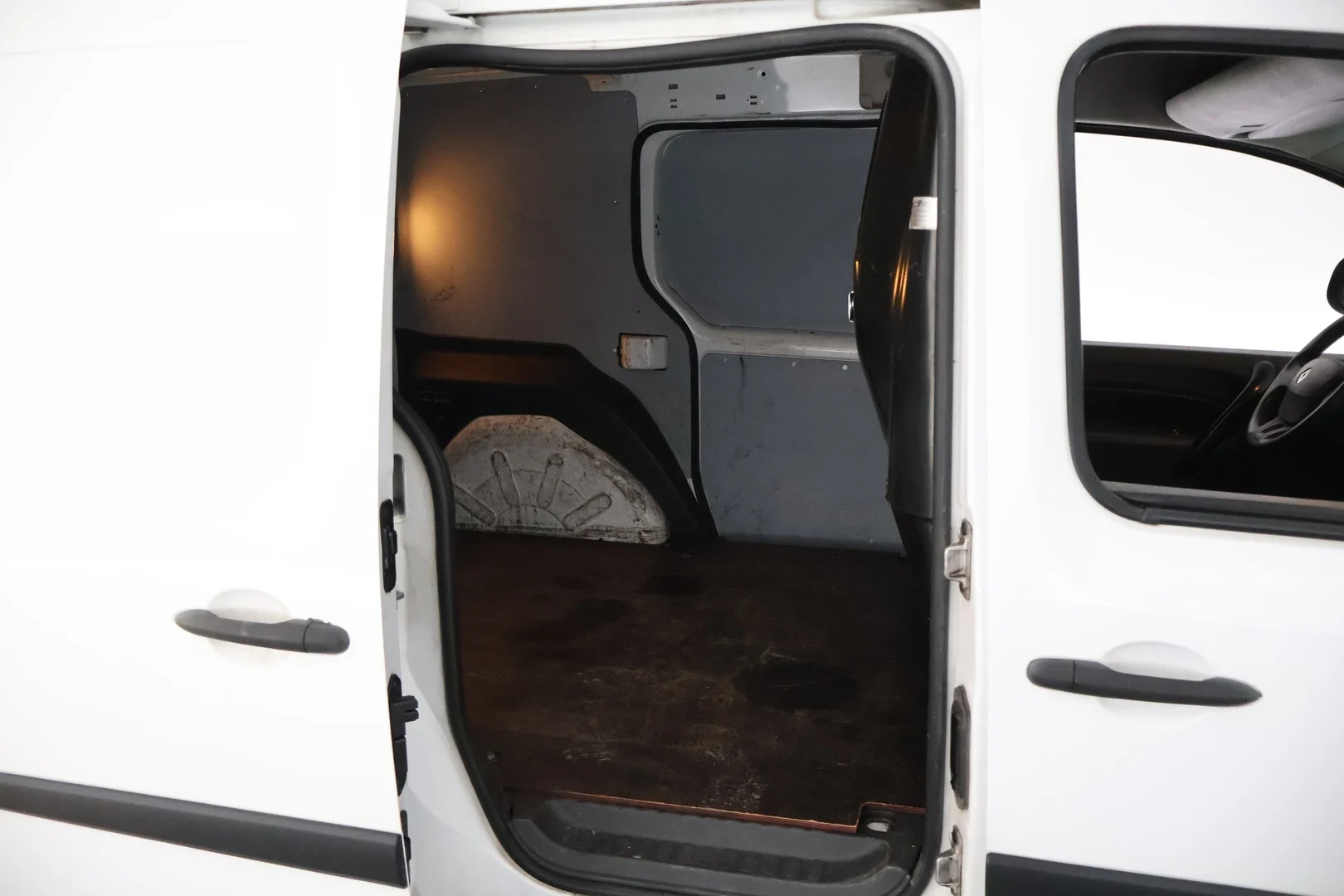 Car Image - 2Q3ciZt3v5DaaLhEDLAuN2