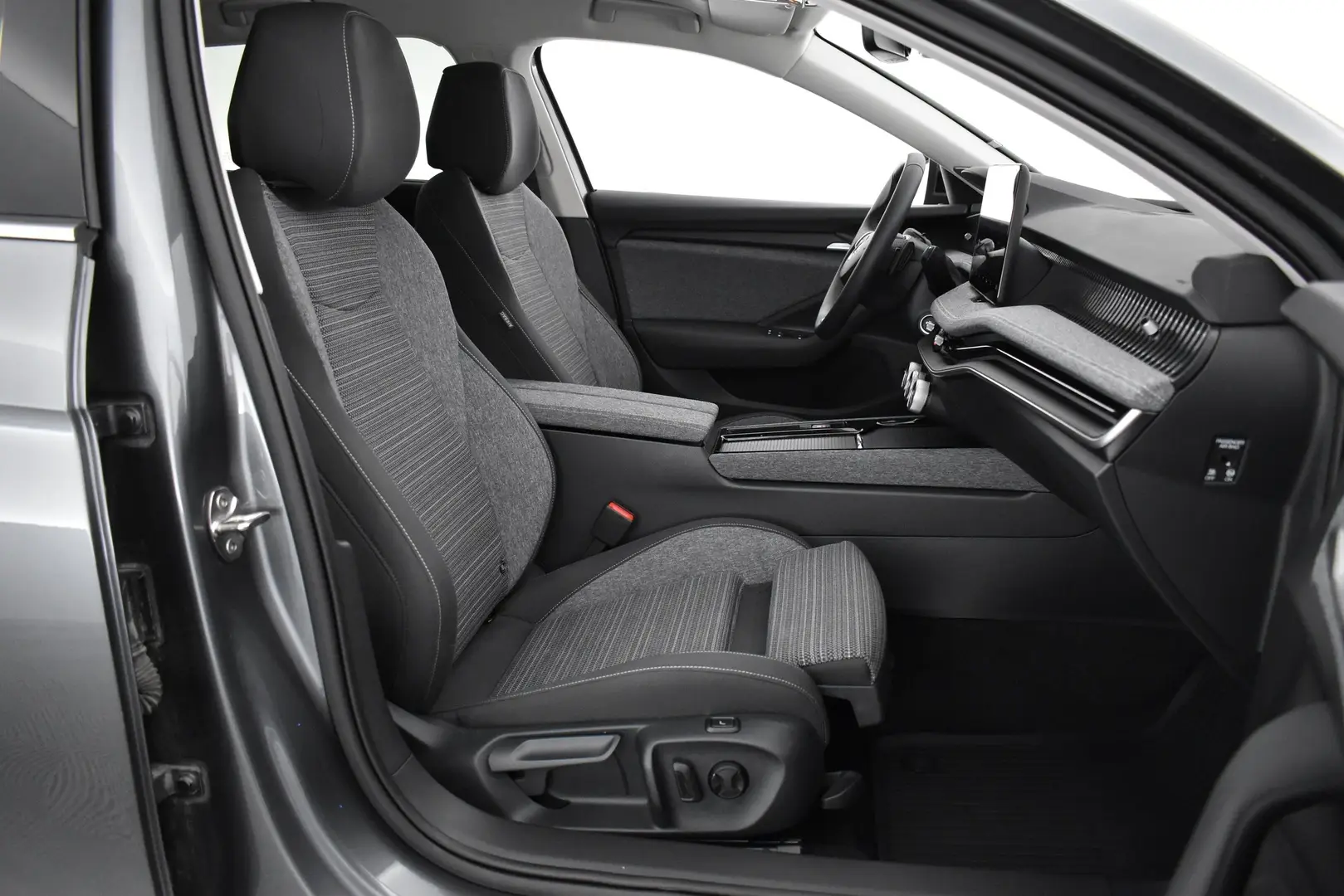 Car Image - 0qBrli8TODFW1pbNwGLnq