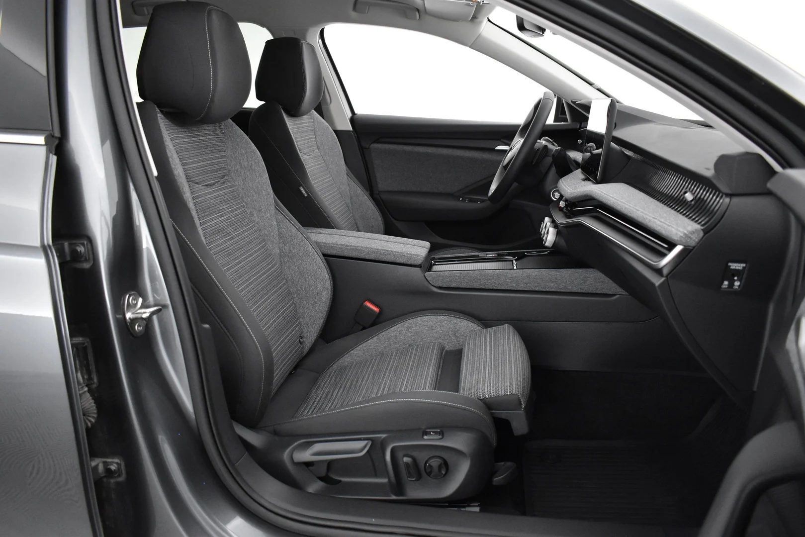 Car Image - 0qBrli8TODFW1pbNwGLnq