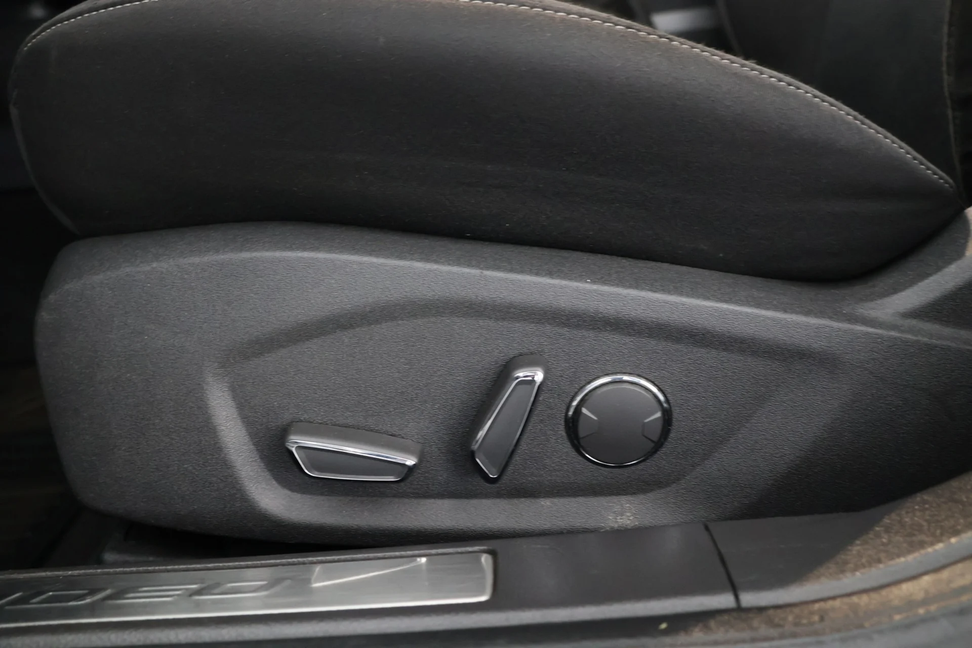 Car Image - 5VjyBknPQDnhwYeOqzQ6xf