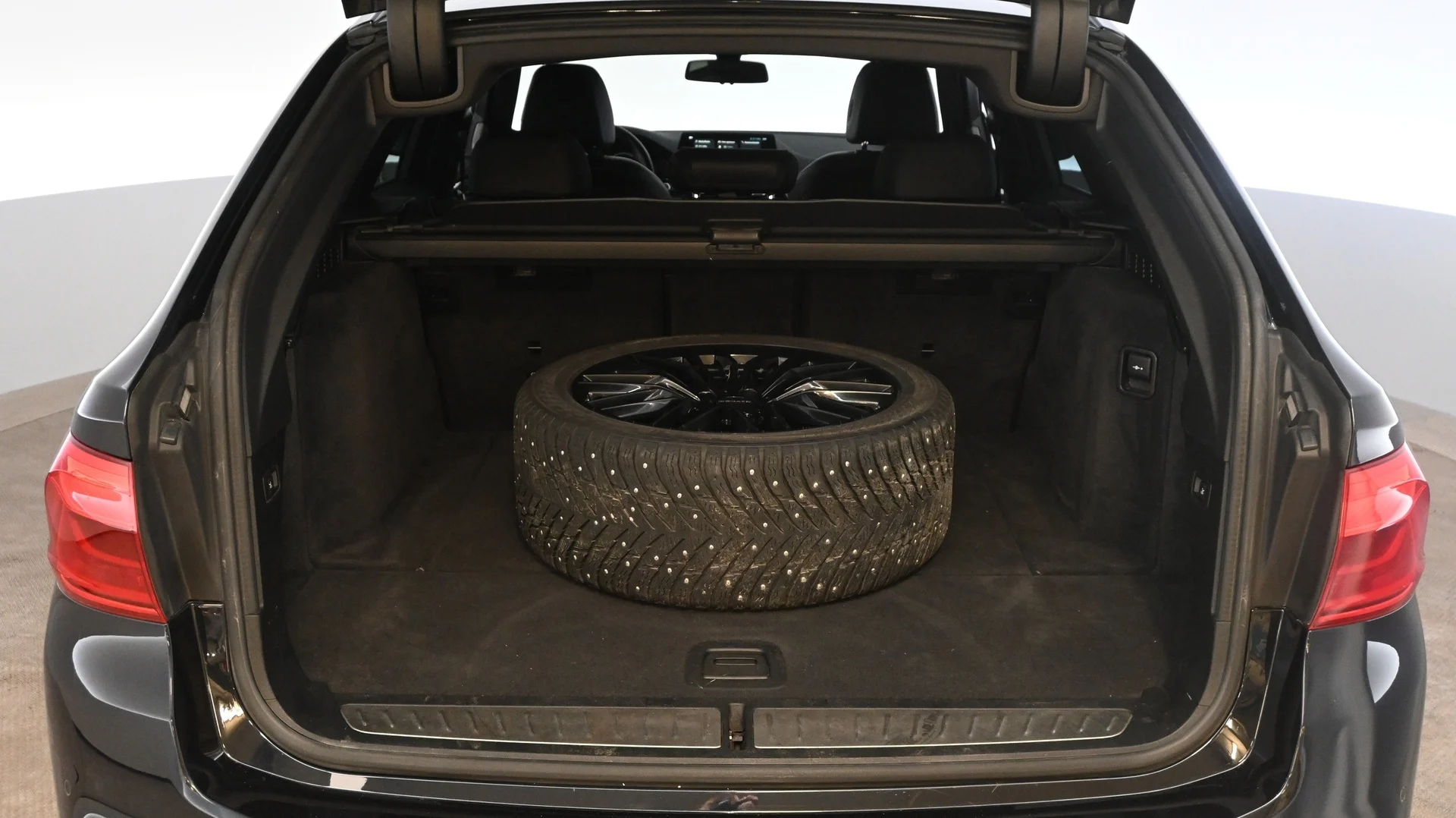 Car Image - L40N8leRi4Gh4MzfC8IdG