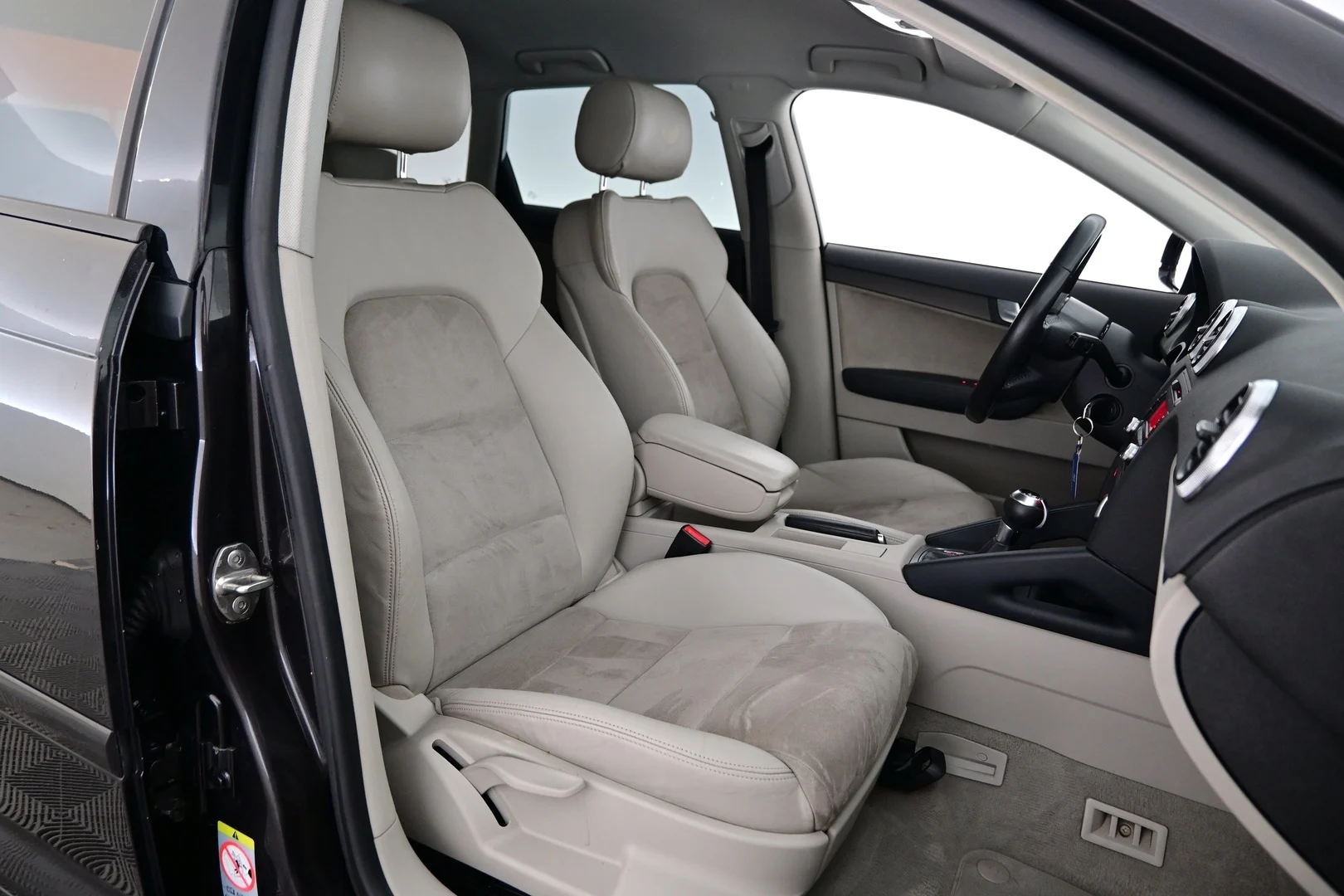 Car Image - 6D4QNfOpc7V3AVfXlB1wYA