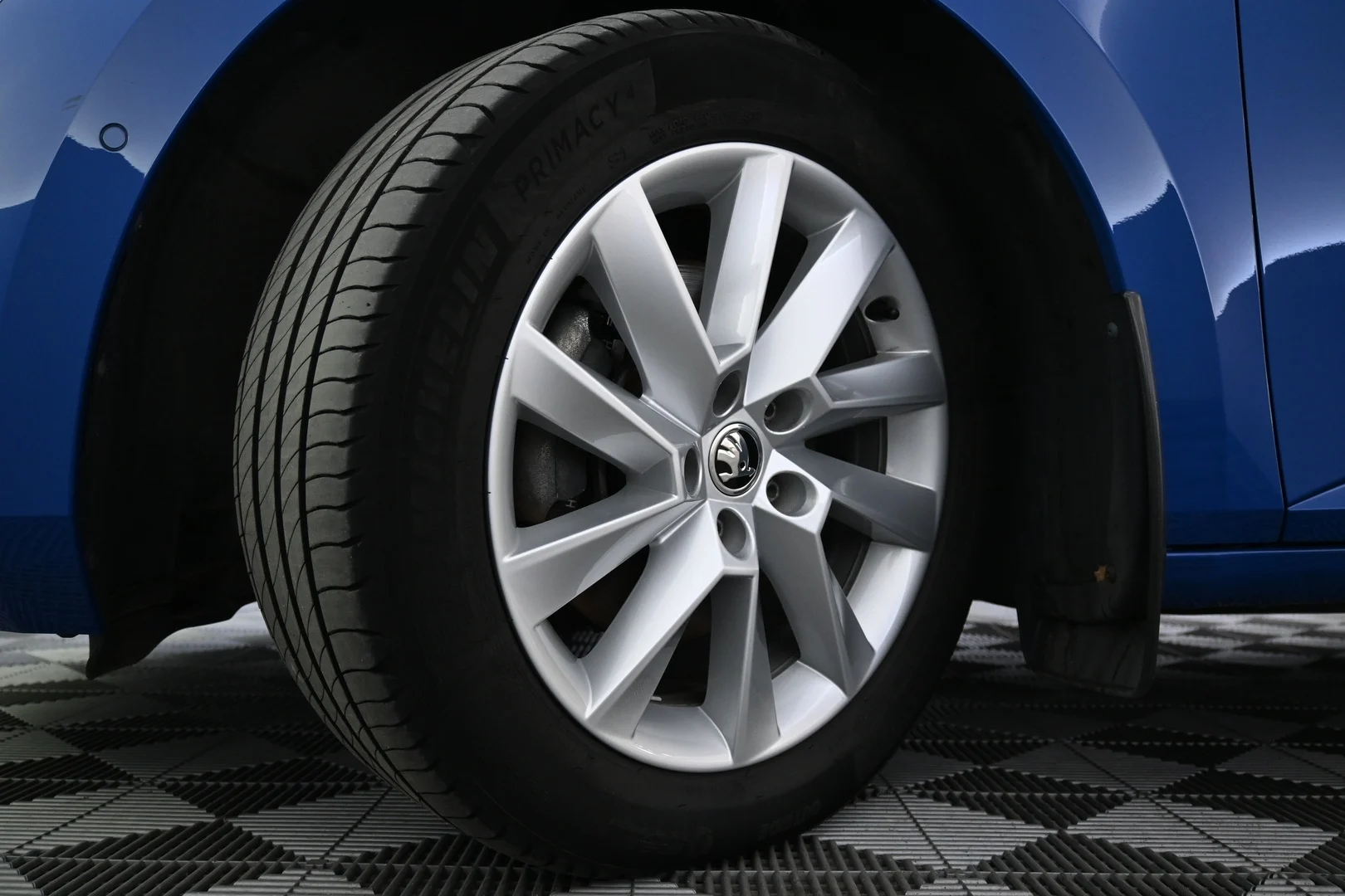 Car Image - 6xxFfqOQ82af66d18jjiUf