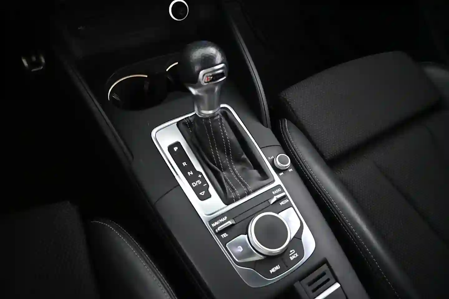 Car Image - Dhq3VjHE156xrsckq7XfK
