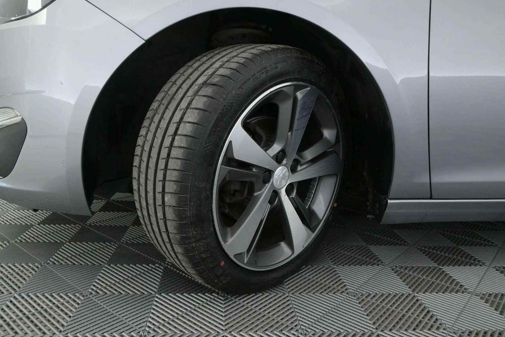 Car Image - 3FdLRCJSnrz0r73YELGZle