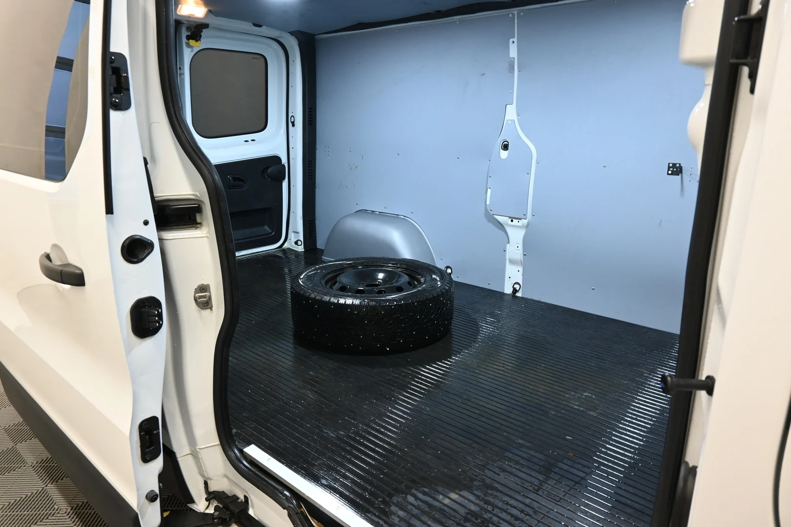 Car Image - JQGyZjqPcmR3xtw9IUw6N