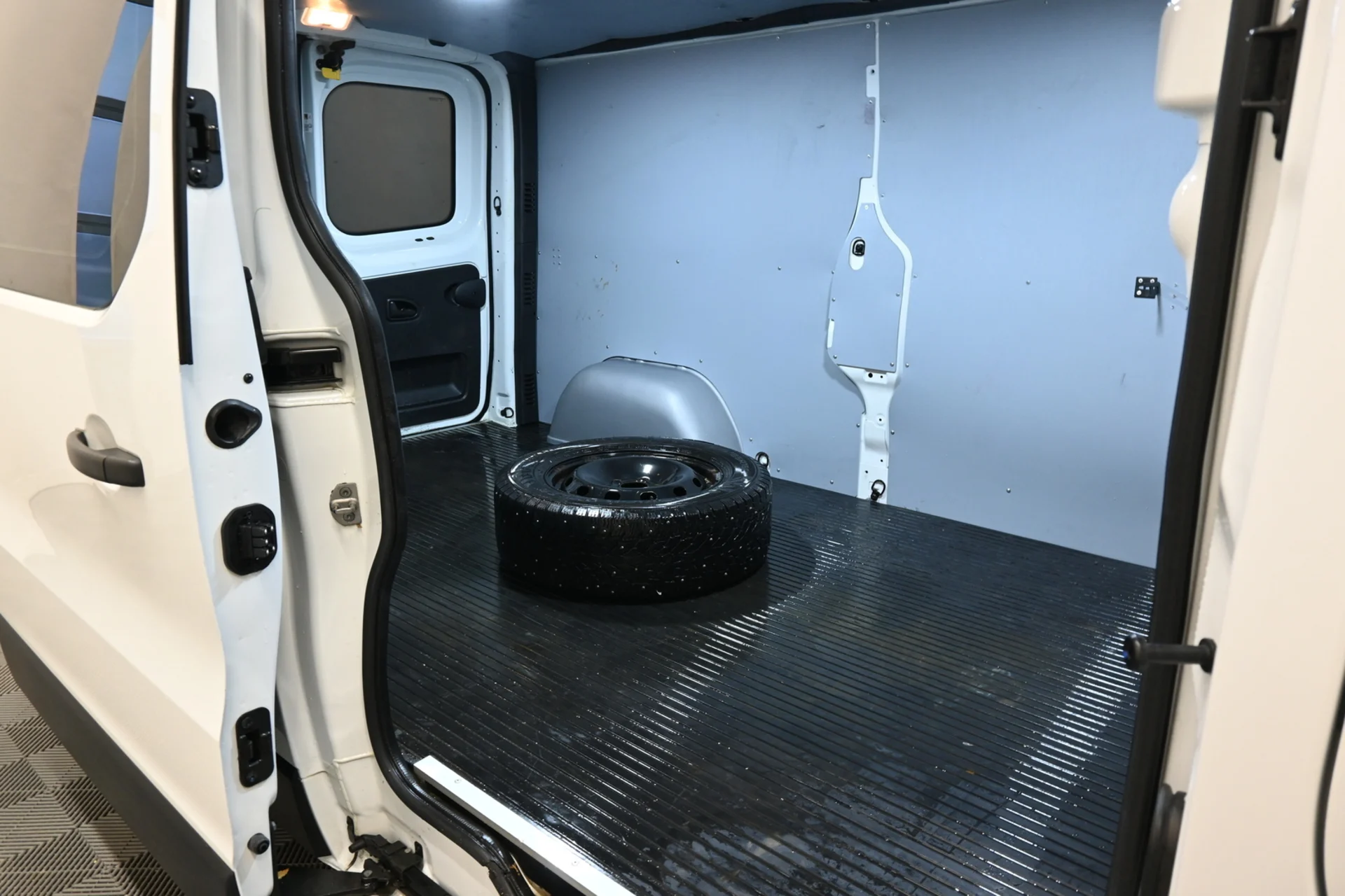 Car Image - JQGyZjqPcmR3xtw9IUw6N