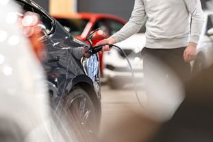 Miten sähköauton ajokokemus eroaa perinteisestä autosta?