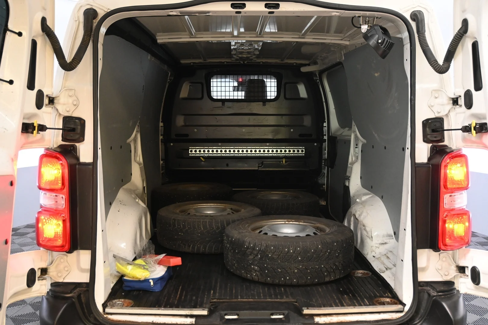 Car Image - 6NWsVnRljGOCtaGxndhh2J