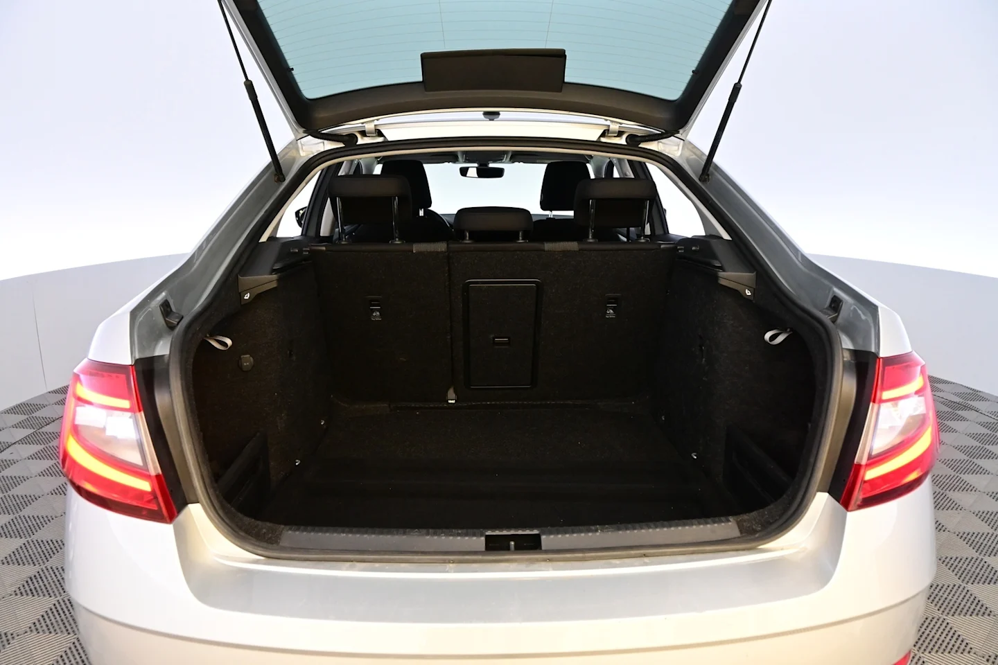 Car Image - Iy3yJM8V4h9xhr17REdd4