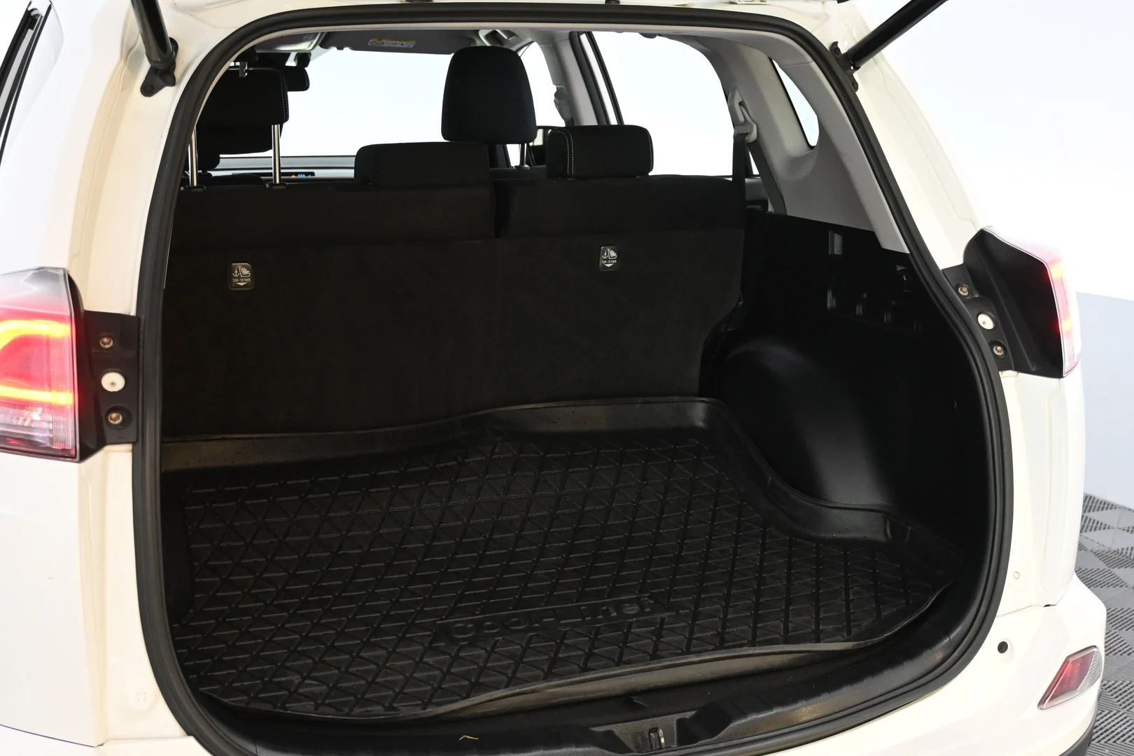 Car Image - nLGGFKH96fWhpaQOt0VPq