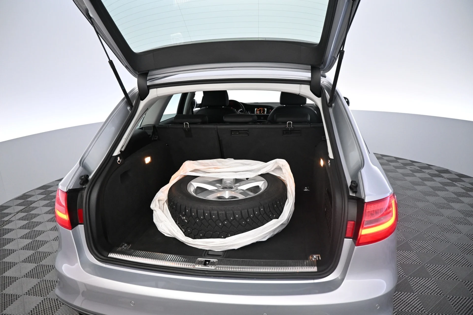 Car Image - 4tfync0TyjOya1I8yAEfxe