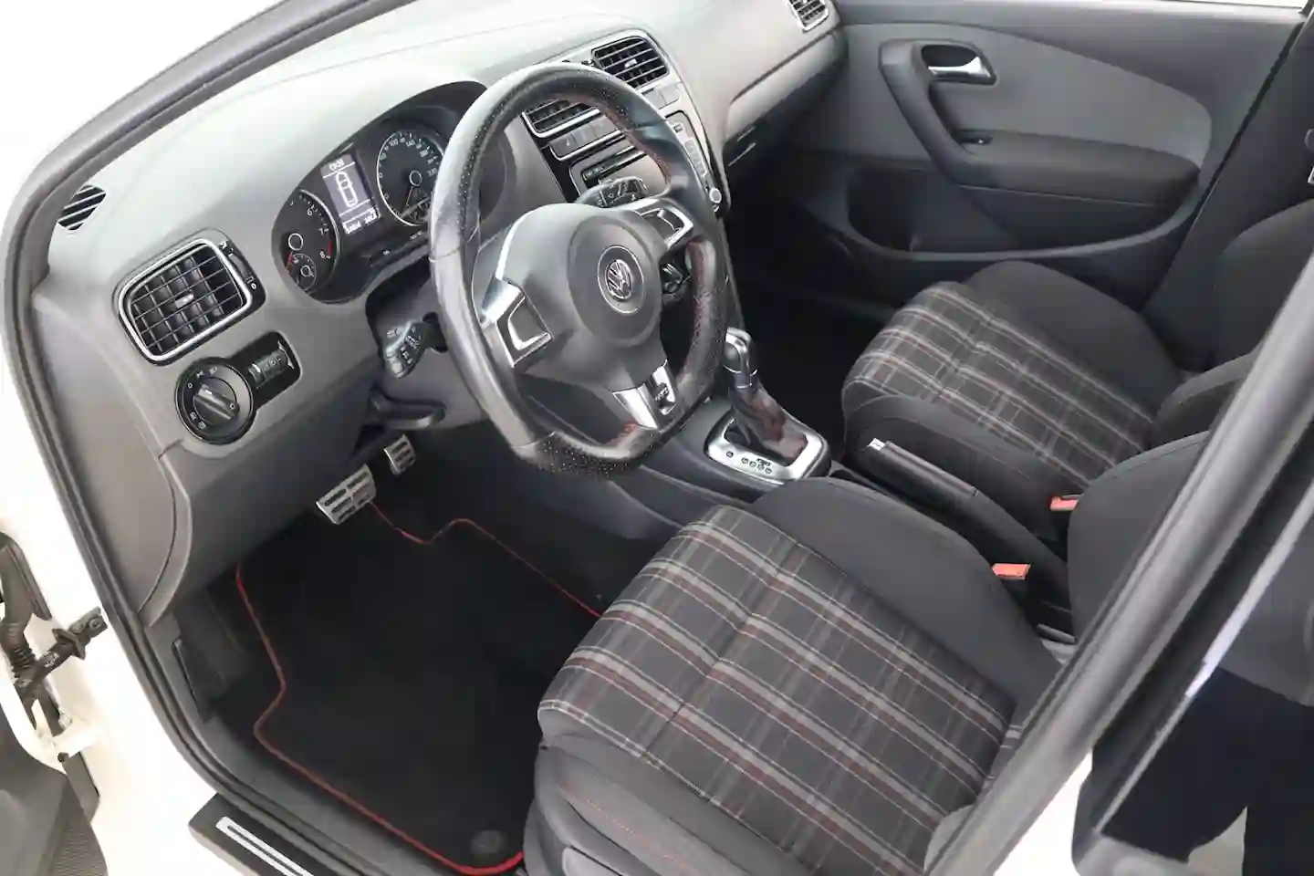 Car Image - 1INloYbLHl3CBi4khHE8AN