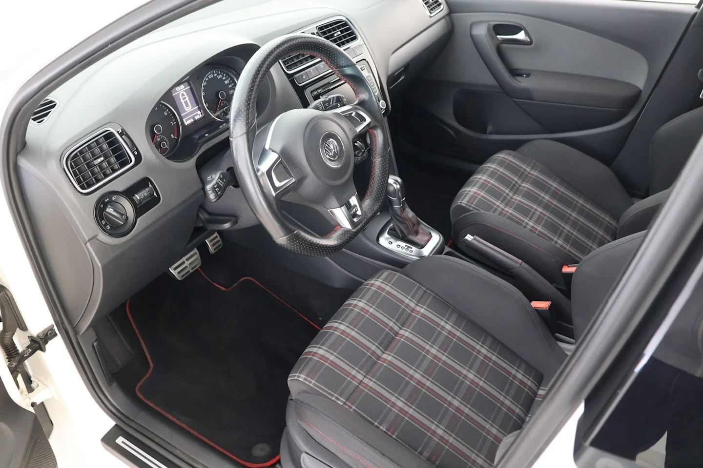 Car Image - 1INloYbLHl3CBi4khHE8AN