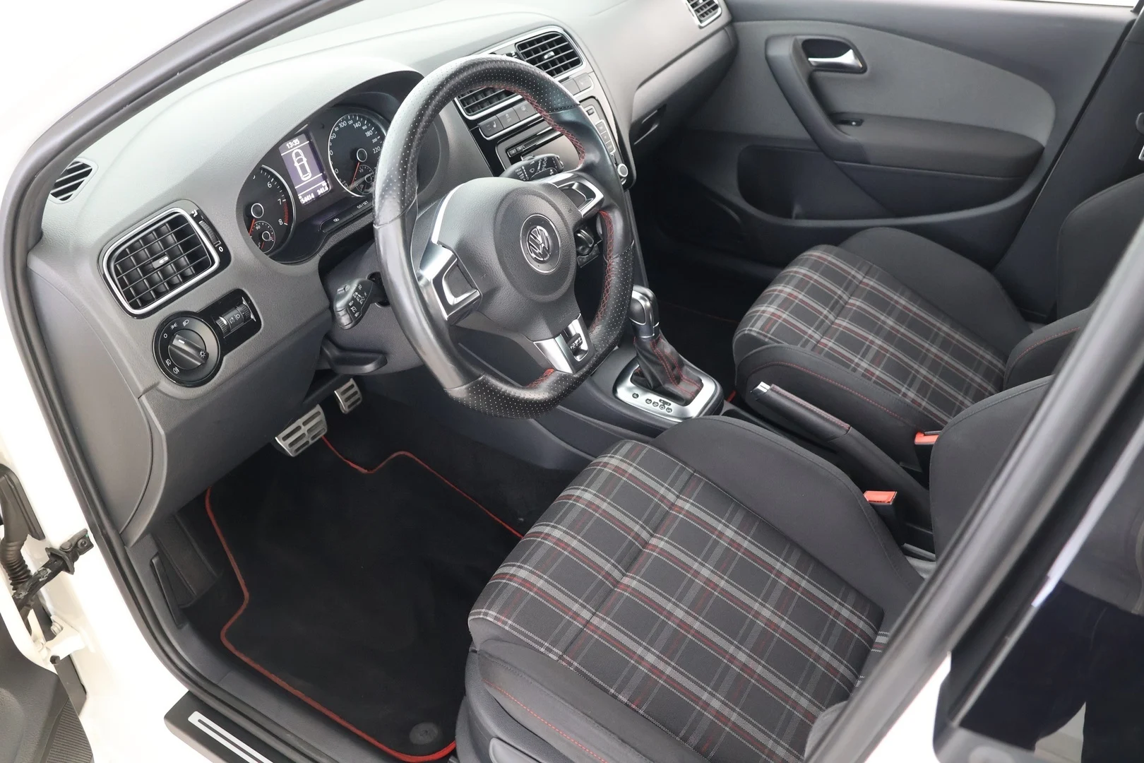 Car Image - 1INloYbLHl3CBi4khHE8AN